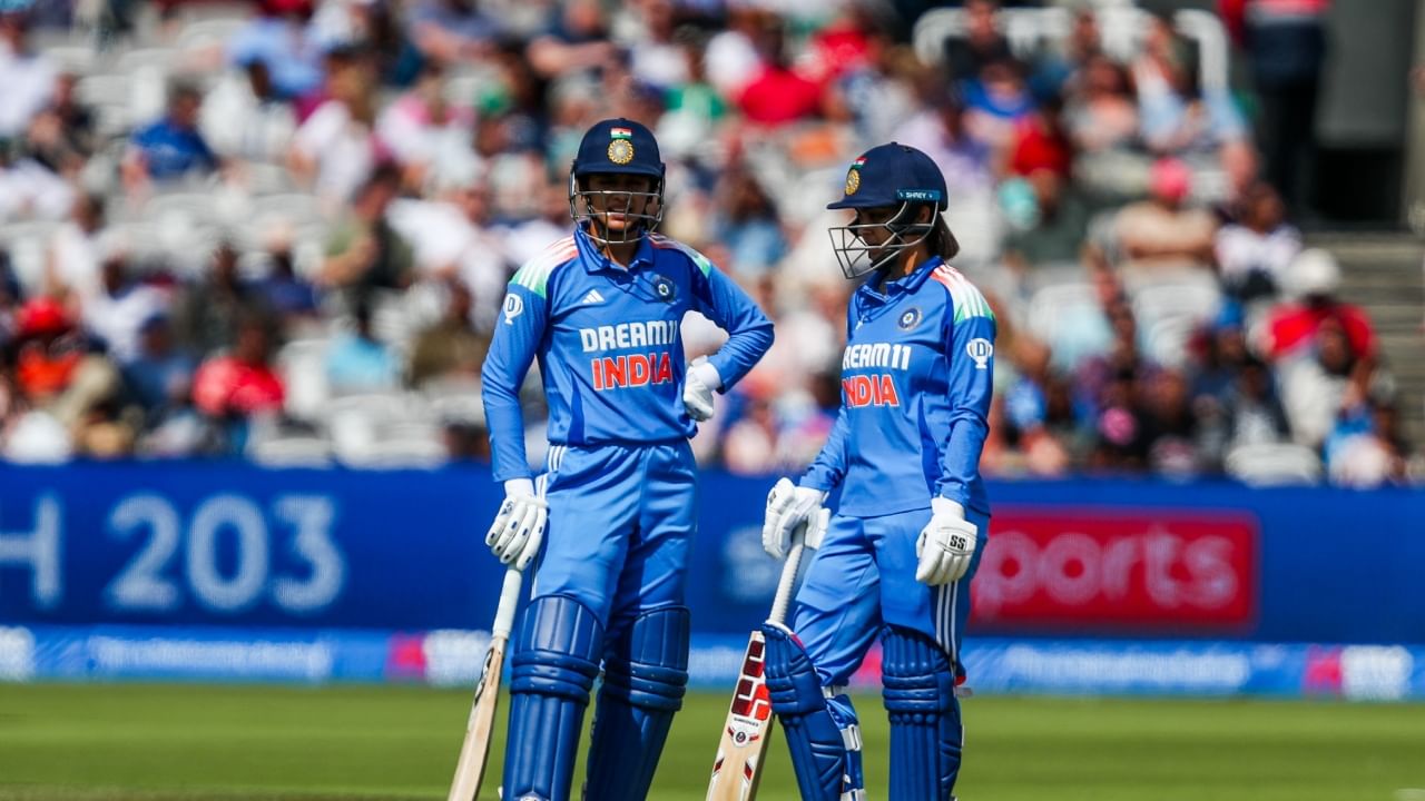 ದಕ್ಷಿಣ ಆಫ್ರಿಕಾ ವಿರುದ್ಧದ ಪಂದ್ಯದಲ್ಲಿ ಸ್ಮೃತಿ 12 ರನ್‌ ಕಲೆಹಾಕುವ ಮೂಲಕ 2025 ರಲ್ಲಿ ಏಕದಿನ ಸ್ವರೂಪದಲ್ಲಿ ಒಟ್ಟು 982 ರನ್‌ಗಳನ್ನು ಗಳಿಸಿದ್ದಾರೆ. ಈ ಮೂಲಕ ಬೆಲಿಂಡಾ ಕ್ಲಾರ್ಕ್ ಅವರ 970 ರನ್​ಗಳ ದಾಖಲೆಯನ್ನು ಸ್ಮೃತಿ ಮುರಿದಿದ್ದಾರೆ. ಮುಂದಿನ ಪಂದ್ಯದಲ್ಲಿ ಮಂಧಾನ ಇನ್ನೂ 18 ರನ್ ಗಳಿಸಿದರೆ, ಮಹಿಳಾ ಏಕದಿನ ಪಂದ್ಯಗಳಲ್ಲಿ ಕ್ಯಾಲೆಂಡರ್ ವರ್ಷದಲ್ಲಿ 1,000 ರನ್ ತಲುಪಿದ ಮೊದಲ ಆಟಗಾರ್ತಿ ಎಂಬ ಹೆಗ್ಗಳಿಕೆಗೆ ಪಾತ್ರರಾಗುತ್ತಾರೆ.
