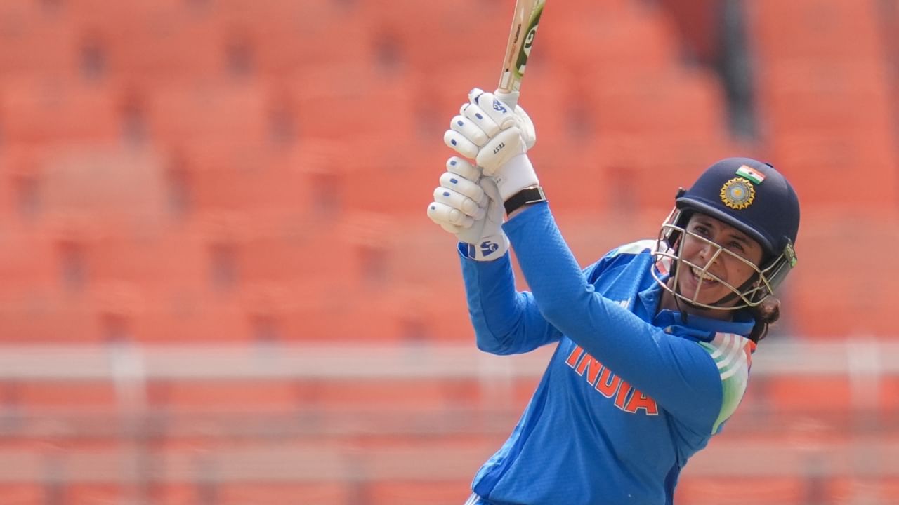 ಮಹಿಳಾ ಏಕದಿನ ವಿಶ್ವಕಪ್‌ಗೆ ಮುನ್ನ ಸ್ಮೃತಿ ಮಂಧಾನ ಈ ಮಾದರಿಯಲ್ಲಿ ಅತ್ಯುತ್ತಮ ಫಾರ್ಮ್‌ನಲ್ಲಿದ್ದರು, ಆದರೆ ಮೆಗಾ ಈವೆಂಟ್‌ನ ಇದುವರೆಗಿನ ಮೂರು ಇನ್ನಿಂಗ್ಸ್‌ಗಳಲ್ಲಿ ಮಂಧಾನ ಗಮನಾರ್ಹವಾದದ್ದನ್ನು ಸಾಧಿಸುವಲ್ಲಿ ವಿಫಲರಾಗಿದ್ದಾರೆ. ಈ ವಿಶ್ವಕಪ್‌ನಲ್ಲಿ ಮಂಧಾನ 18 ರ ಸರಾಸರಿಯಲ್ಲಿ ಕೇವಲ 54 ರನ್‌ಗಳನ್ನು ಗಳಿಸಿದ್ದಾರೆ. ವಿಶ್ವಕಪ್‌ಗೆ ಮುನ್ನ, ಮಂಧಾನ 14 ಇನ್ನಿಂಗ್ಸ್‌ಗಳಲ್ಲಿ ಸುಮಾರು 66 ರ ಸರಾಸರಿಯಲ್ಲಿ 928 ರನ್‌ಗಳನ್ನು ಗಳಿಸಿದ್ದರು.
