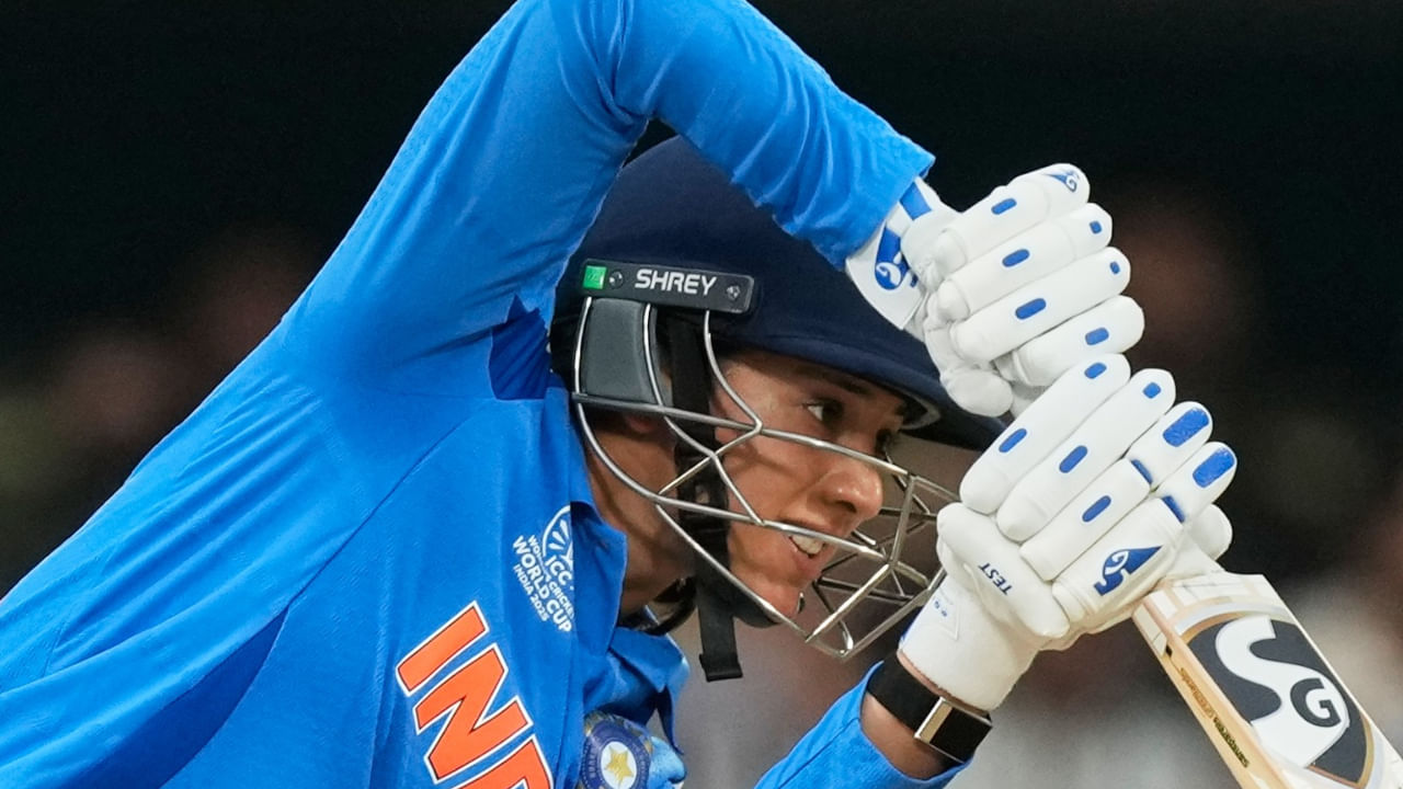 ಇನ್ನು ಪಾಕಿಸ್ತಾನದ ವಿರುದ್ಧ ತಮ್ಮ ಕಳಪೆ ಆಟವನ್ನು ಮುಂದುವರೆಸಿರುವ ಸ್ಮೃತಿ ಮಂಧಾನ ಇದುವರೆಗೆ ಪಾಕಿಸ್ತಾನ ವಿರುದ್ಧ ಮೂರು ಏಕದಿನ ಪಂದ್ಯಗಳನ್ನು ಆಡಿದ್ದು, ಒಂದು ಅರ್ಧಶತಕ ಸೇರಿದಂತೆ 25.66 ಸರಾಸರಿಯಲ್ಲಿ ಕೇವಲ 77 ರನ್ ಗಳಿಸಿದ್ದಾರೆ. ಹಾಗೆಯೇ ಪಾಕಿಸ್ತಾನ ವಿರುದ್ಧ 10 ಟಿ20 ಪಂದ್ಯಗಳನ್ನು ಆಡಿರುವ ಅವರು 26.55 ಸರಾಸರಿಯಲ್ಲಿ 239 ರನ್ ಗಳಿಸಿದ್ದಾರೆ, ಇದರಲ್ಲಿ ಒಂದು ಅರ್ಧಶತಕವೂ ಸೇರಿದೆ. 