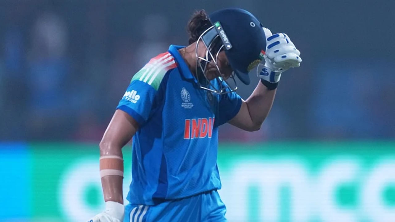 ಮಹಿಳಾ ವಿಶ್ವಕಪ್ 2025 ರ ಸ್ಪರ್ಧಿ ಎಂದು ಪರಿಗಣಿಸಲಾದ ಟೀಂ ಇಂಡಿಯಾ, ಸತತ ಮೂರು ಪಂದ್ಯಗಳಲ್ಲಿ ಸೋಲು ಅನುಭವಿಸುವ ಮೂಲಕ ದೊಡ್ಡ ಹಿನ್ನಡೆ ಅನುಭವಿಸಿದೆ. ದಕ್ಷಿಣ ಆಫ್ರಿಕಾ ಮತ್ತು ಆಸ್ಟ್ರೇಲಿಯಾ ವಿರುದ್ಧ ಸೋತಿದ್ದ ಟೀಂ ಇಂಡಿಯಾ ಇದೀಗ ಇಂಗ್ಲೆಂಡ್ ವಿರುದ್ಧವೂ ಸೋಲನುಭವಿಸಿದೆ. ಭಾನುವಾರ ಇಂದೋರ್‌ನ ಹೋಳ್ಕರ್ ಕ್ರೀಡಾಂಗಣದಲ್ಲಿ ನಡೆದ ಪಂದ್ಯವನ್ನು ಟೀಂ ಇಂಡಿಯಾ ಸುಲಭವಾಗಿ ಗೆಲ್ಲಬಹುದಿತ್ತು, ಆದರೆ ಸ್ಮೃತಿ ಮಂಧಾನ ಔಟಾದ ನಂತರ ಪರಿಸ್ಥಿತಿ ಸಂಪೂರ್ಣವಾಗಿ ಬದಲಾಯಿತು.