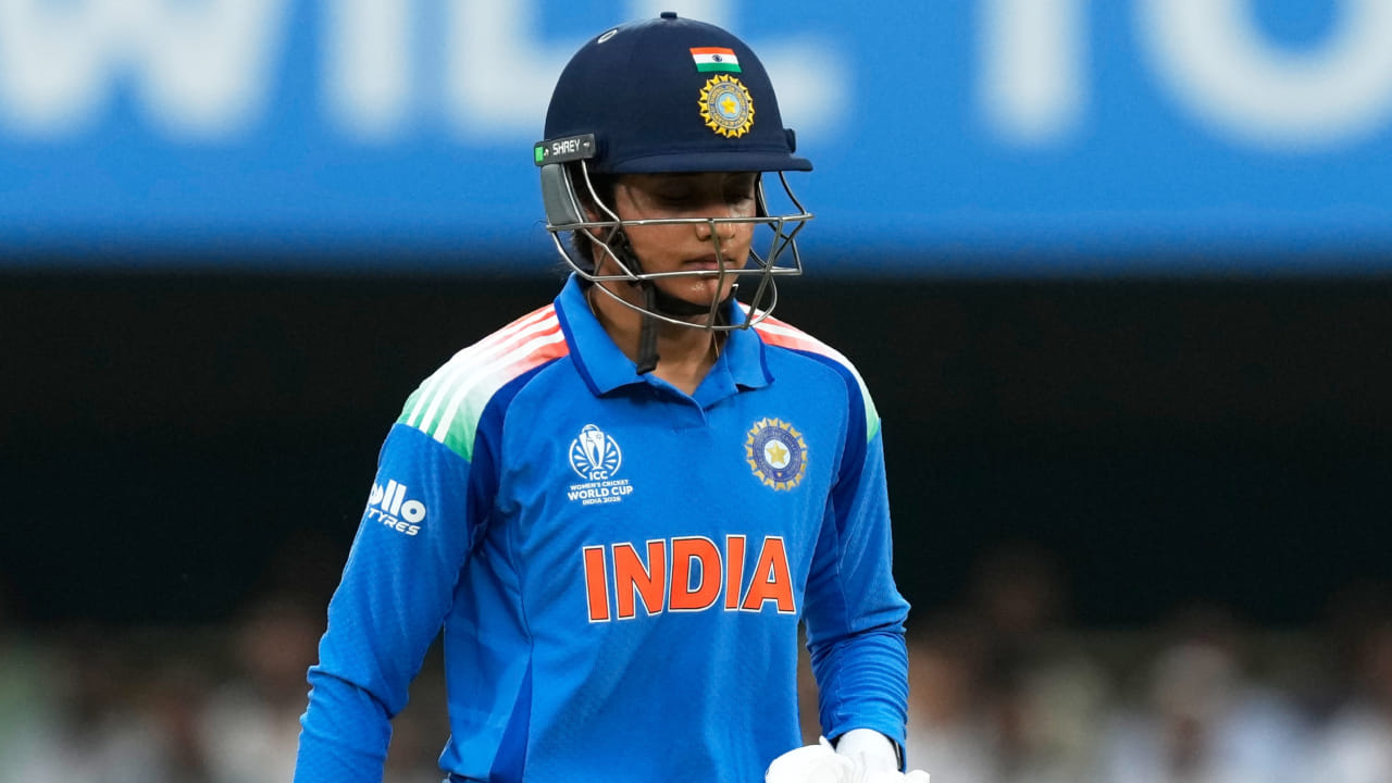 ಭಾರತೀಯ ಮಹಿಳಾ ತಂಡದ ಆರಂಭಿಕ ಆಟಗಾರ್ತಿ ಸ್ಮೃತಿ ಮಂಧಾನ ಐಸಿಸಿ ಮಹಿಳಾ ಏಕದಿನ ವಿಶ್ವಕಪ್​ನಲ್ಲಿ ಸತತ ಎರಡನೇ ಪಂದ್ಯದಲ್ಲೂ ವಿಫಲರಾಗಿದ್ದಾರೆ. ಶ್ರೀಲಂಕಾ ವಿರುದ್ಧದ ಮೊದಲ ಪಂದ್ಯದಲ್ಲಿ ಕೇವಲ 8 ರನ್ ಗಳಿಸಿದ್ದ ಸ್ಮೃತಿ ಅವರಿಂದ ಪಾಕಿಸ್ತಾನ ವಿರುದ್ಧದ ಈ ಪಂದ್ಯದಲ್ಲಿ ಉತ್ತಮ ಪ್ರದರ್ಶನದ ನಿರೀಕ್ಷೆಯಿತ್ತು. ಆದರೆ ಅವರು ಮತ್ತೊಮ್ಮೆ ತಂಡವನ್ನು ನಿರಾಶೆಗೊಳಿಸಿದ್ದಾರೆ.