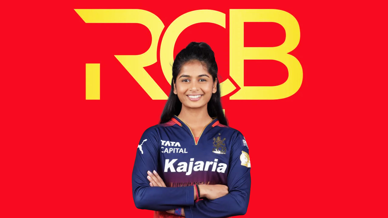 ಶ್ರೇಯಾಂಕಾ ಪಾಟೀಲ್: ಕರುನಾಡ ಕುವರಿ ಶ್ರೇಯಾಂಕಾ ಪಾಟೀಲ್ ಅವರನ್ನು ಸಹ ರಾಯಲ್ ಚಾಲೆಂಜರ್ಸ್ ಬೆಂಗಳೂರು ಫ್ರಾಂಚೈಸಿ ರಿಟೈನ್ ಮಾಡಿಕೊಳ್ಳುವ ಸಾಧ್ಯತೆಯಿದೆ. ಏಕೆಂದರೆ 2024 ರಲ್ಲಿ ಆರ್ಸಿಬಿ ಕಪ್ ಎತ್ತಿ ಹಿಡಿಯುವಲ್ಲಿ ಶ್ರೇಯಾಂಕಾ ಅವರ ಕೊಡುಗೆ ಕೂಡ ಇದೆ. ಹೀಗಾಗಿ ರಾಯಲ್ ಚಾಲೆಂಜರ್ಸ್ ಬೆಂಗಳೂರು ಫ್ರಾಂಚೈಸಿಯು ತನ್ನ ರಿಟೆನ್ಷನ್ ಲಿಸ್ಟ್ನಲ್ಲಿ ಶ್ರೇಯಾಂಕಾ ಪಾಟೀಲ್ ಹೆಸರನ್ನು ಸಹ ಸೇರ್ಪಡೆಗೊಳಿಸಲಿದೆ.