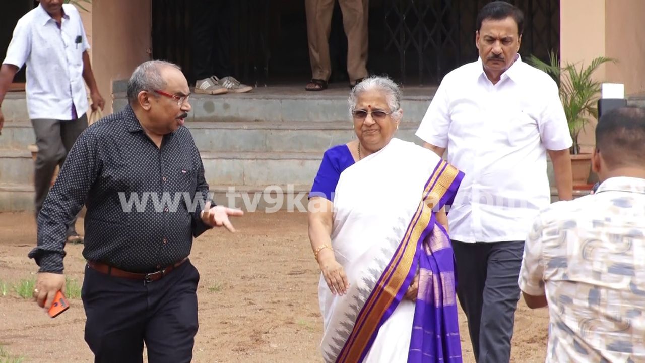 Sudha Murty In Hubli Jnana Bharati School