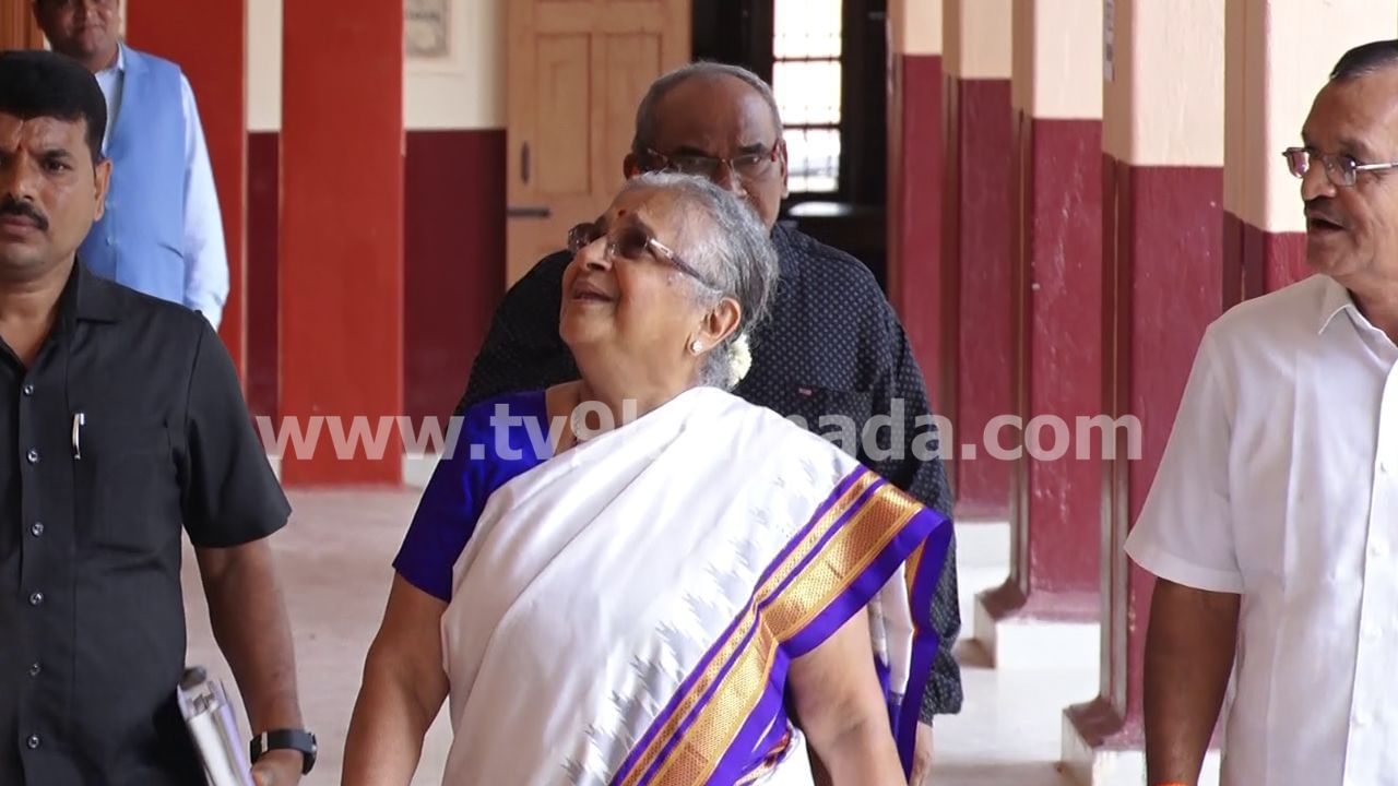 Sudha Murty In Hubli School