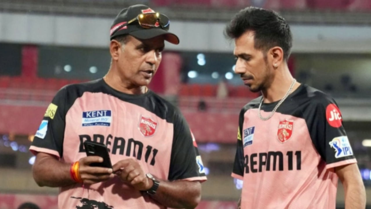 ಭಾರತದ ಮಾಜಿ ಸ್ಪಿನ್ ಬೌಲರ್ ಸುನಿಲ್ ಜೋಶಿ ಪಂಜಾಬ್ ಕಿಂಗ್ಸ್ ತಂಡದೊಂದಿಗಿನ ತಮ್ಮ ಕೆಲಸಕ್ಕೆ ವಿದಾಯ ಹೇಳಿದ್ದಾರೆ. ಪಂಜಾಬ್ ಕಿಂಗ್ಸ್​ ತಂಡದಲ್ಲಿ ಸ್ಪಿನ್ ಬೌಲಿಂಗ್ ಕೋಚ್ ಆಗಿ ಕಾರ್ಯನಿರ್ವಹಿಸುತ್ತಿದ್ದ ಜೋಶಿ ಇದೀಗ ಹುದ್ದೆಗೆ ರಾಜೀನಾಮೆ ನೀಡಿದ್ದಾರೆ. ಮೂಲಗಳ ಪ್ರಕಾರ, ಜೋಶಿ ಈಗ ಬೆಂಗಳೂರಿನಲ್ಲಿರುವ ಬಿಸಿಸಿಐನ ಸೆಂಟರ್ ಆಫ್ ಎಕ್ಸಲೆನ್ಸ್​ಗೆ ಸೇರುತ್ತಿದ್ದು, ಇದಕ್ಕಾಗಿ ಅವರು ಪಂಜಾಬ್ ಕಿಂಗ್ಸ್ ತೊರೆದಿದ್ದಾರೆ ಎನ್ನಲಾಗುತ್ತಿದೆ.