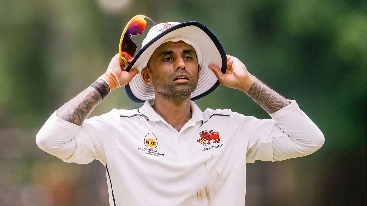 ದಾಖಲೆಯ 42 ಬಾರಿಯ ರಣಜಿ ಟ್ರೋಫಿ ಚಾಂಪಿಯನ್ ಮುಂಬೈ ತಂಡವು ಜಮ್ಮು ಮತ್ತು ಕಾಶ್ಮೀರ ವಿರುದ್ಧ ಗುಂಪು ಹಂತದಲ್ಲಿ ತನ್ನ ಮೊದಲ ಪಂದ್ಯವನ್ನು ಆಡಲಿದೆ, ಇದಕ್ಕಾಗಿ ಎಂಸಿಎ ಆಯ್ಕೆ ಸಮಿತಿಯು ಅಕ್ಟೋಬರ್ 10 ರ ಶುಕ್ರವಾರ 16 ಸದಸ್ಯರ ತಂಡವನ್ನು ಘೋಷಿಸಿತು. ಆದಾಗ್ಯೂ, ಸೂರ್ಯಕುಮಾರ್ ಯಾದವ್ ಅವರನ್ನು ಈ ತಂಡದಲ್ಲಿ ಆಯ್ಕೆ ಮಾಡಲಾಗಿಲ್ಲ.