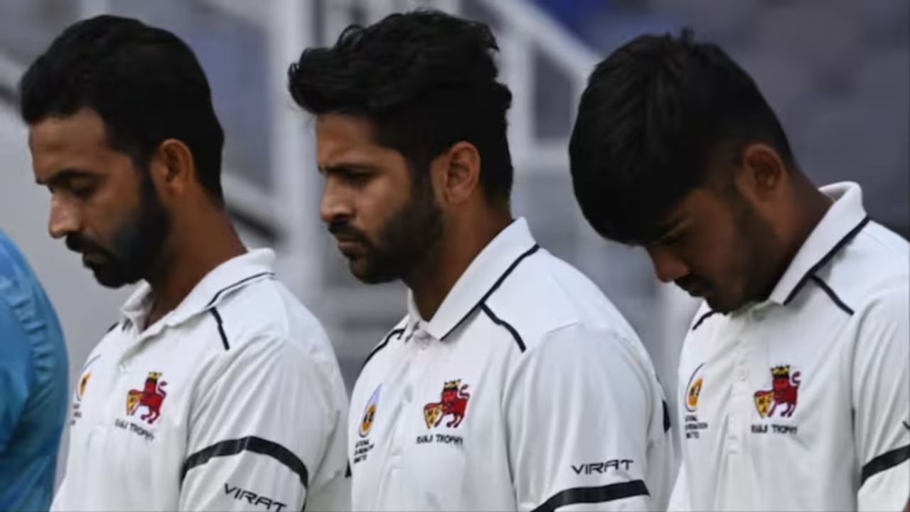 ಮುಂಬೈ ತಂಡದ ನಾಯಕತ್ವದಲ್ಲಿ ಪ್ರಮುಖ ಬದಲಾವಣೆ ಮಾಡಲಾಗಿದೆ. ಕಳೆದ ಸೀಸನ್ನಲ್ಲಿ ತಂಡವನ್ನು ಮುನ್ನಡೆಸಿದ್ದ ನಾಯಕ ಅಜಿಂಕ್ಯ ರಹಾನೆ ತಮ್ಮ ಸ್ಥಾನಕ್ಕೆ ರಾಜೀನಾಮೆ ನೀಡಿದ್ದಾರೆ. ಪರಿಣಾಮವಾಗಿ, ಅನುಭವಿ ಆಲ್ರೌಂಡರ್ ಶಾರ್ದೂಲ್ ಠಾಕೂರ್ ಅವರನ್ನು ಮತ್ತೊಮ್ಮೆ ನಾಯಕನನ್ನಾಗಿ ನೇಮಿಸಲಾಗಿದೆ. ಏತನ್ಮಧ್ಯೆ, ಶಾರ್ಟ್ ಫಾರ್ಮ್ಯಾಟ್ನಲ್ಲಿ ಸ್ಫೋಟಕ ಪ್ರದರ್ಶನ ನೀಡುತ್ತಿರುವ ಮತ್ತು ಆಸ್ಟ್ರೇಲಿಯಾ ಪ್ರವಾಸಕ್ಕಾಗಿ ಟಿ20 ತಂಡಕ್ಕೆ ಆಯ್ಕೆಯಾಗಿರುವ ಶಿವಂ ದುಬೆ ಅವರನ್ನು ಸಹ ತಂಡಕ್ಕೆ ಸೇರಿಸಿಕೊಳ್ಳಲಾಗಿದೆ.