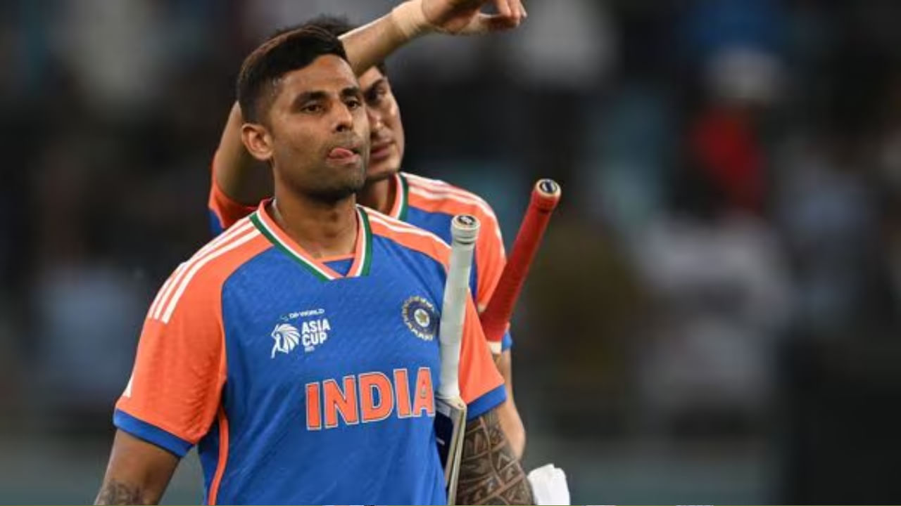 ಭಾರತದ ಟಿ20 ನಾಯಕ ಸೂರ್ಯಕುಮಾರ್ ಯಾದವ್ ಪ್ರಸ್ತುತ ಕಳಪೆ ಫಾರ್ಮ್ನಿಂದ ಬಳಲುತ್ತಿದ್ದಾರೆ. ಅವರ ಬ್ಯಾಟ್ ಬಹಳ ಸಮಯದಿಂದ ಮೌನವಾಗಿದೆ. ಅವರ ನಾಯಕತ್ವದಲ್ಲಿ ಟೀಂ ಇಂಡಿಯಾ 2025 ರ ಏಷ್ಯಾಕಪ್ ಗೆದ್ದಿದ್ದರೂ, ಸೂರ್ಯಕುಮಾರ್ ಯಾದವ್ ಗಮನಾರ್ಹ ಕೊಡುಗೆ ನೀಡುವಲ್ಲಿ ವಿಫಲರಾಗಿದ್ದಾರೆ. ಪರಿಣಾಮವಾಗಿ, ಆಸ್ಟ್ರೇಲಿಯಾ ಪ್ರವಾಸಕ್ಕೂ ಮುನ್ನ ಅವರ ಫಾರ್ಮ್ ಬಗ್ಗೆ ಕಳವಳ ವ್ಯಕ್ತವಾಗುತ್ತಿದೆ.