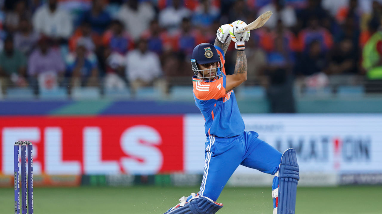 ಭಾರತದ ನಾಯಕ ಸೂರ್ಯಕುಮಾರ್ ಯಾದವ್ ಐಸಿಸಿ ಟಿ20ಐ ಬ್ಯಾಟ್ಸ್‌ಮನ್‌ಗಳ ಶ್ರೇಯಾಂಕದಲ್ಲಿ ಕುಸಿತ ಕಂಡಿದ್ದಾರೆ.  ಪ್ರಸ್ತುತ  698 ರೇಟಿಂಗ್ ಪಾಯಿಂಟ್‌ಗಳನ್ನು ಹೊಂದಿರುವ ಸೂರ್ಯ ಹೊಸ ಶ್ರೇಯಾಂಕದಲ್ಲಿ ಆರನೇ ಸ್ಥಾನದಿಂದ ಎಂಟನೇ ಸ್ಥಾನಕ್ಕೆ ಕುಸಿದಿದ್ದಾರೆ. 2025 ರ ಏಷ್ಯಾ ಕಪ್‌ನಲ್ಲಿ ಕಳಪೆ ಪ್ರದರ್ಶನದ ಪರಿಣಾಮಗಳನ್ನು ಯಾದವ್ ಅನುಭವಿಸಿದ್ದಾರೆ.
