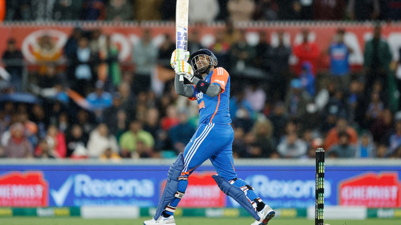 IND vs AUS: ಸೂರ್ಯಕುಮಾರ್ ಸಿಕ್ಸರ್ಗಳ ಸುನಾಮಿಗೆ ಹಿಟ್ಮ್ಯಾನ್ ದಾಖಲೆ ಧ್ವಂಸ IND vs AUS: ಸೂರ್ಯಕುಮಾರ್ ಸಿಕ್ಸರ್ಗಳ ಸುನಾಮಿಗೆ ಹಿಟ್ಮ್ಯಾನ್ ದಾಖಲೆ ಧ್ವಂಸ