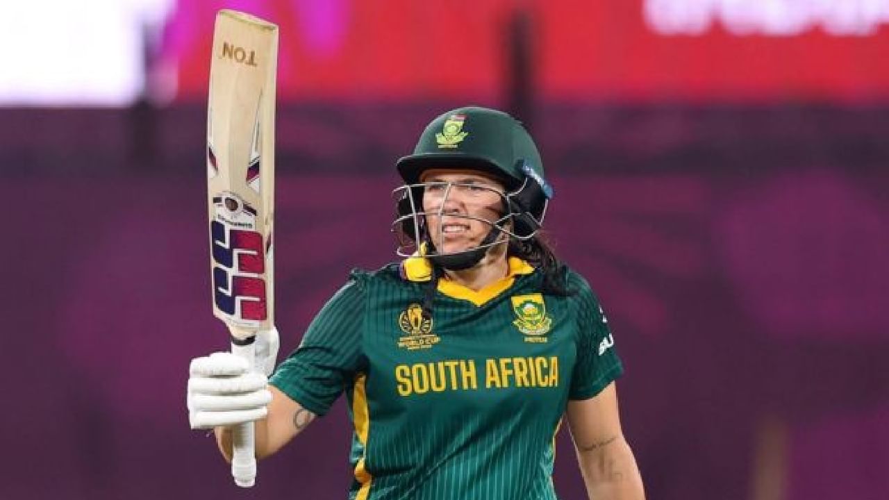 ತಝ್ಮಿನ್ ಬ್ರಿಟ್ಸ್ ಈ ವರ್ಷ ಆಡಿದ 11 ಏಕದಿನ ಪಂದ್ಯಗಳಲ್ಲಿ 5 ಶತಕ ಸಿಡಿಸಿದ್ದಾರೆ. ಈ ಐದು ಸೆಂಚುರಿಗಳೊಂದಿಗೆ ಮಹಿಳಾ ಏಕದಿನ ಇತಿಹಾಸದಲ್ಲೇ ಒಂದೇ ವರ್ಷ ಅತ್ಯಧಿಕ ಶತಕ ಬಾರಿಸಿದ ಬ್ಯಾಟರ್ ಎಂಬ ಹೆಗ್ಗಳಿಕೆ ಪಾತ್ರರಾಗಿದ್ದಾರೆ. ಹಾಗೆಯೇ ಅತೀ ಕಡಿಮೆ ಪಂದ್ಯಗಳಲ್ಲಿ 7 ಏಕದಿನ ಸೆಂಚುರಿ ಸಿಡಿಸಿದ ಮಹಿಳಾ ಬ್ಯಾಟರ್ ಎಂಬ ವಿಶ್ವ ದಾಖಲೆಯನ್ನು ಕೂಡ ತಮ್ಮದಾಗಿಸಿಕೊಂಡಿದ್ದಾರೆ. ಅದು ಕೂಡ ಕೇವಲ 41 ಇನಿಂಗ್ಸ್​ಗಳ ಮೂಲಕ ಎಂಬುದು ವಿಶೇಷ.