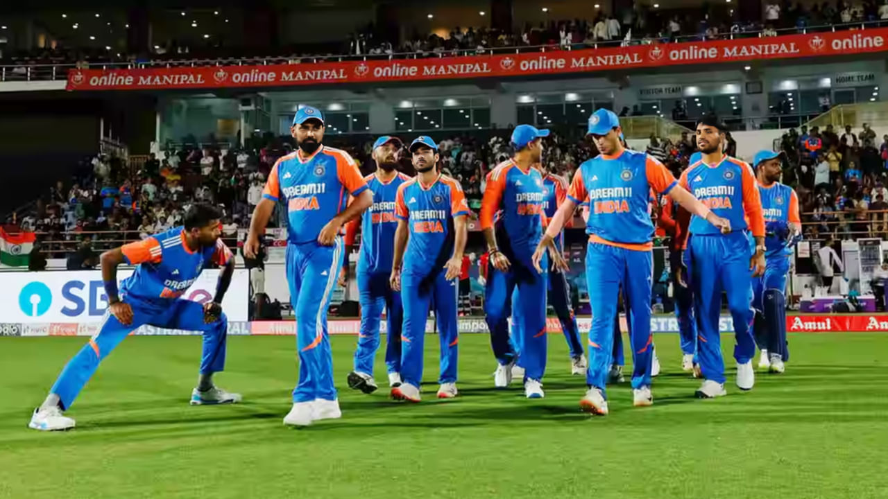 ಅಂದರೆ ಟೀಮ್ ಇಂಡಿಯಾದಲ್ಲಿರುವ 9 ಆಟಗಾರರು ಇದೇ ಮೊದಲ ಬಾರಿಗೆ ಆಸ್ಟ್ರೇಲಿಯಾದಲ್ಲಿ ಟಿ20 ಪಂದ್ಯವಾಡಲು ಸಜ್ಜಾಗಿದ್ದಾರೆ. ಇವರಲ್ಲಿ ಇಂದು ಯಾರಿಗೆ ಅವಕಾಶ ಸಿಗಲಿದೆ ಎಂಬುದೇ ಈಗ ಕುತೂಹಲ. ಆಸ್ಟ್ರೇಲಿಯಾದಲ್ಲಿ ಚೊಚ್ಚಲ ಟಿ20 ಪಂದ್ಯವಾಡಲು ಅವಕಾಶವನ್ನು ಎದುರು ನೋಡುತ್ತಿರುವ ಆಟಗಾರರು ಯಾರೆಂದರೆ....