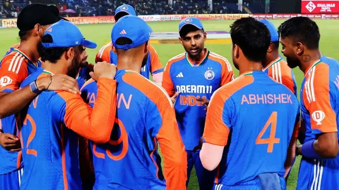 ಭಾರತ ಟಿ20 ತಂಡ: ಸೂರ್ಯಕುಮಾರ್ ಯಾದವ್ (ನಾಯಕ), ಅಭಿಷೇಕ್ ಶರ್ಮಾ, ಶುಭಮನ್ ಗಿಲ್ (ಉಪನಾಯಕ), ತಿಲಕ್ ವರ್ಮಾ, ನಿತೀಶ್ ಕುಮಾರ್ ರೆಡ್ಡಿ, ಶಿವಂ ದುಬೆ, ಅಕ್ಷರ್ ಪಟೇಲ್, ಜಿತೇಶ್ ಶರ್ಮಾ (ವಿಕೆಟ್ ಕೀಪರ್), ವರುಣ್ ಚಕ್ರವರ್ತಿ, ಜಸ್ಪ್ರೀತ್ ಬುಮ್ರಾ, ಅರ್ಷದೀಪ್ ಸಿಂಗ್, ಕುಲದೀಪ್ ಯಾದವ್, ವಾಷಿಂಗ್ಟನ್ ಸುಂದರ್, ರಿಂಕು ಸಿಂಗ್, ಸಂಜು ಸ್ಯಾಮ್ಸನ್ (ವಿಕೆಟ್ ಕೀಪರ್), ಹರ್ಷಿತ್ ರಾಣಾ.