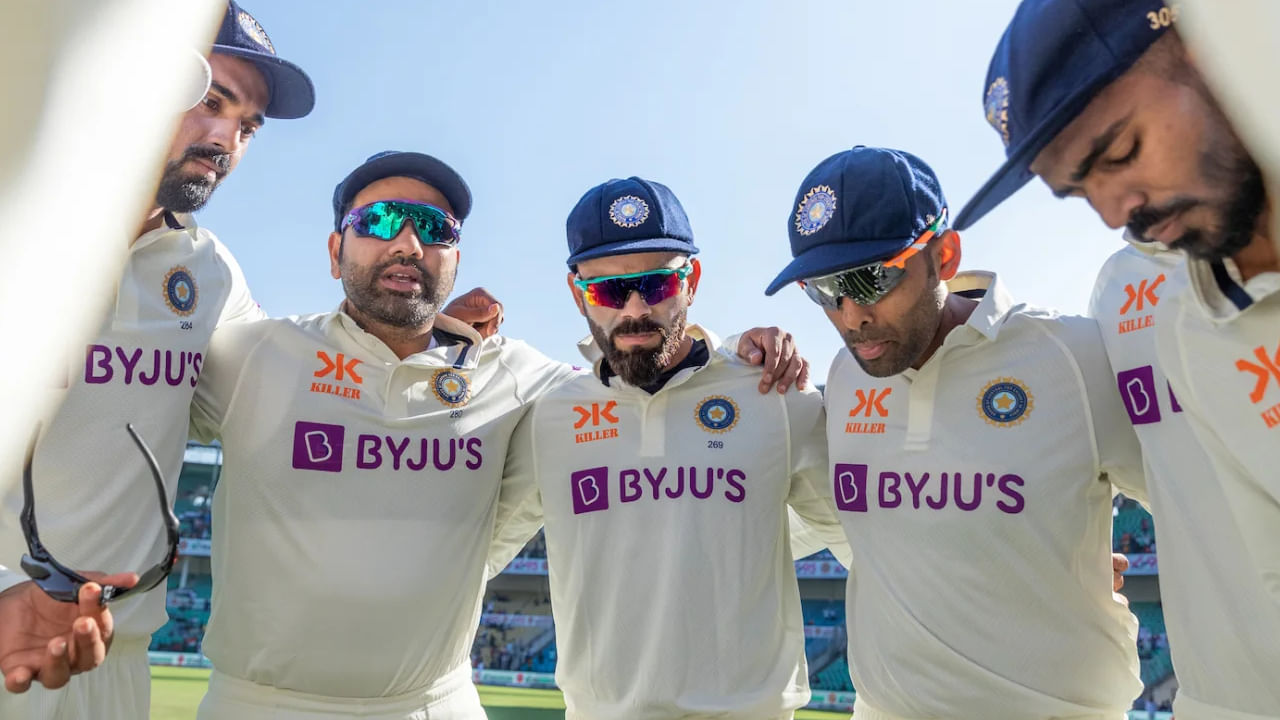 ಏಕೆಂದರೆ ಟೀಮ್ ಇಂಡಿಯಾದ ದಿಗ್ಗಜರಿಲ್ಲದೇ 15 ವರ್ಷಗಳ ಬಳಿಕ ಭಾರತ ತಂಡ ತವರಿನಲ್ಲಿ ಟೆಸ್ಟ್ ಪಂದ್ಯವಾಡುತ್ತಿದೆ. ಅಂದರೆ ಕಳೆದ 15 ವರ್ಷಗಳಲ್ಲಿ ವಿರಾಟ್ ಕೊಹ್ಲಿ, ರೋಹಿತ್ ಶರ್ಮಾ ಮತ್ತು ರವಿಚಂದ್ರನ್ ಅಶ್ವಿನ್ ಅವರಿಲ್ಲದೇ ಟೀಮ್ ಇಂಡಿಯಾ ತವರಿನಲ್ಲಿ ಒಂದೇ ಒಂದು ಟೆಸ್ಟ್ ಪಂದ್ಯವಾಡಿರಲಿಲ್ಲ.