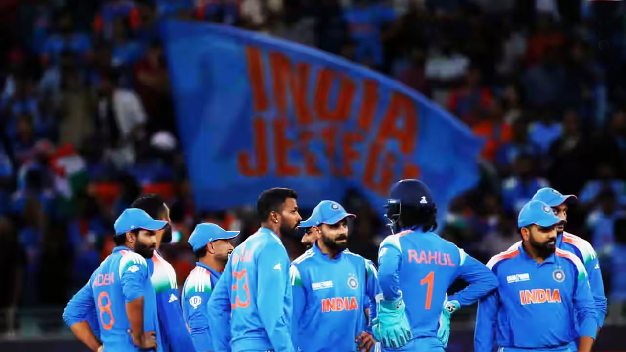 ಆಸ್ಟ್ರೇಲಿಯಾ ವಿರುದ್ಧದ ಸರಣಿಗಾಗಿ ಟೀಮ್ ಇಂಡಿಯಾವನ್ನು ಘೋಷಿಸಲಾಗಿದೆ. 15 ಸದಸ್ಯರುಗಳ ಏಕದಿನ ತಂಡವನ್ನು ಶುಭ್ಮನ್ ಗಿಲ್ ಮುನ್ನಡೆಸಲಿದ್ದಾರೆ. ಇನ್ನು ಉಪನಾಯಕನಾಗಿ ಶ್ರೇಯಸ್ ಅಯ್ಯರ್ ಆಯ್ಕೆಯಾಗಿದ್ದಾರೆ. ಕಳೆದ ಬಾರಿ ಟೀಮ್ ಇಂಡಿಯಾ ರೋಹಿತ್ ಶರ್ಮಾ ಅವರ ನಾಯಕತ್ವದಲ್ಲಿ ಚಾಂಪಿಯನ್ಸ್ ಟ್ರೋಫಿ ಆಡಿತ್ತು. ಈ ವೇಳೆ ಉಪನಾಯಕನಾಗಿ ಶುಭ್ಮನ್ ಗಿಲ್ ಕಾಣಿಸಿಕೊಂಡಿದ್ದರು.