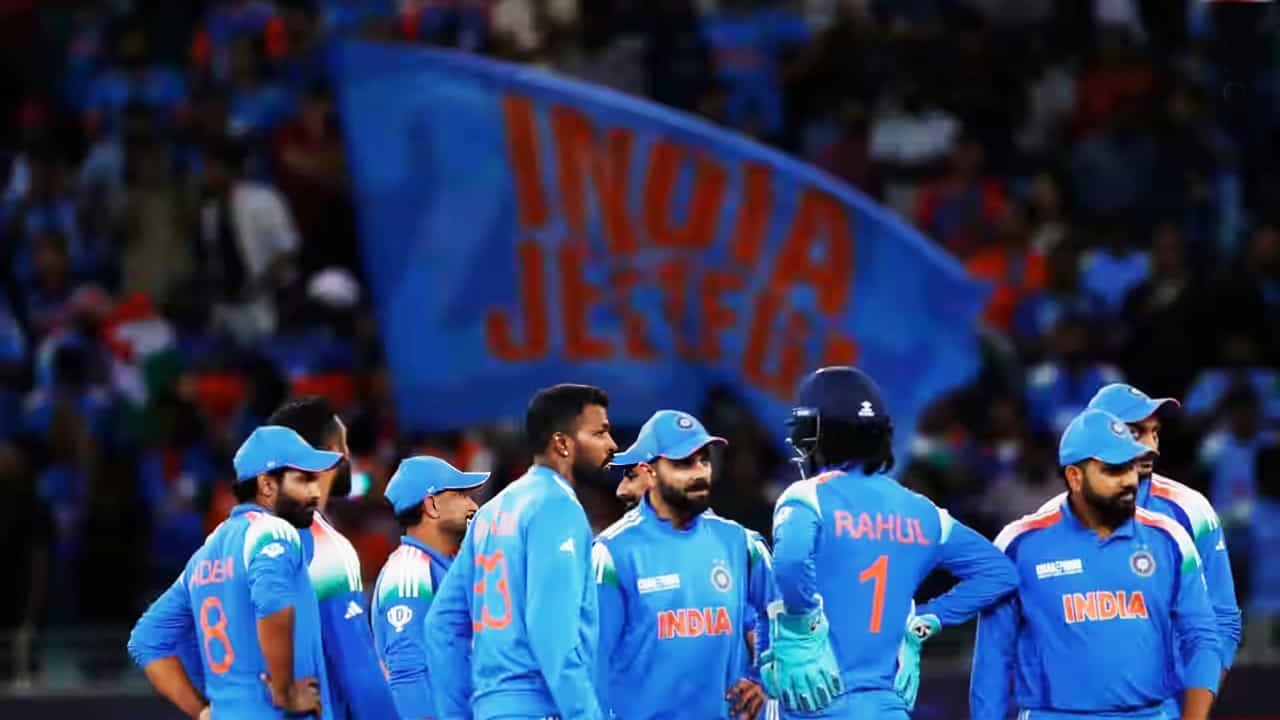 ಆಸ್ಟ್ರೇಲಿಯಾ ವಿರುದ್ಧದ ಸರಣಿಗಾಗಿ ಟೀಮ್ ಇಂಡಿಯಾವನ್ನು ಘೋಷಿಸಲಾಗಿದೆ. 15 ಸದಸ್ಯರುಗಳ ಏಕದಿನ ತಂಡವನ್ನು ಶುಭ್ಮನ್ ಗಿಲ್ ಮುನ್ನಡೆಸಲಿದ್ದಾರೆ. ಇನ್ನು ಉಪನಾಯಕನಾಗಿ ಶ್ರೇಯಸ್ ಅಯ್ಯರ್ ಆಯ್ಕೆಯಾಗಿದ್ದಾರೆ. ಕಳೆದ ಬಾರಿ ಟೀಮ್ ಇಂಡಿಯಾ ರೋಹಿತ್ ಶರ್ಮಾ ಅವರ ನಾಯಕತ್ವದಲ್ಲಿ ಚಾಂಪಿಯನ್ಸ್ ಟ್ರೋಫಿ ಆಡಿತ್ತು. ಈ ವೇಳೆ ಉಪನಾಯಕನಾಗಿ ಶುಭ್ಮನ್ ಗಿಲ್ ಕಾಣಿಸಿಕೊಂಡಿದ್ದರು.