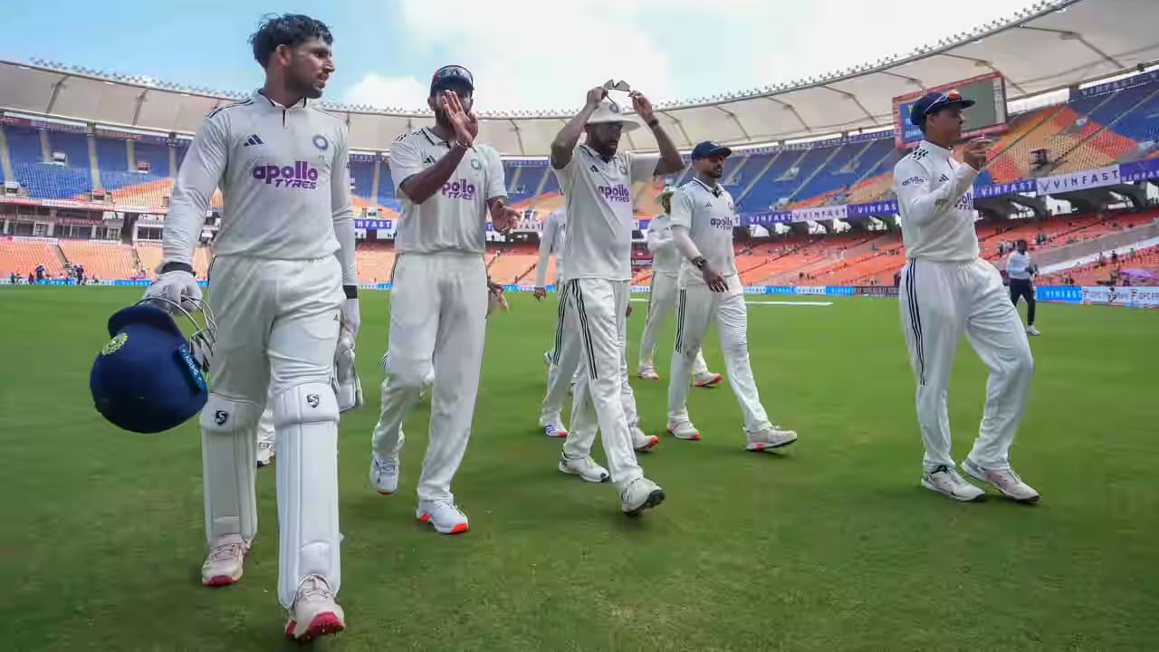 ಭಾರತ ಟೆಸ್ಟ್ ತಂಡ: ಶುಭ್ಮನ್ ಗಿಲ್ (ನಾಯಕ), ಯಶಸ್ವಿ ಜೈಸ್ವಾಲ್, ಕೆಎಲ್ ರಾಹುಲ್, ಸಾಯಿ ಸುದರ್ಶನ್, ದೇವದತ್ ಪಡಿಕ್ಕಲ್, ಧ್ರುವ್ ಜುರೆಲ್ (ವಿಕೆಟ್ ಕೀಪರ್), ರವೀಂದ್ರ ಜಡೇಜಾ, ವಾಷಿಂಗ್ಟನ್ ಸುಂದರ್, ಅಕ್ಷರ್ ಪಟೇಲ್, ಜಸ್ಪ್ರೀತ್ ಬುಮ್ರಾ, ಕುಲ್ದೀಪ್ ಯಾದವ್, ಮೊಹಮ್ಮದ್ ಸಿರಾಜ್, ಪ್ರಸಿದ್ಧ್ ಕೃಷ್ಣ, ನಿತೀಶ್ ಕುಮಾರ್ ರೆಡ್ಡಿ, ಎನ್ ಜಗದೀಸನ್ (ವಿಕೆಟ್ ಕೀಪರ್).