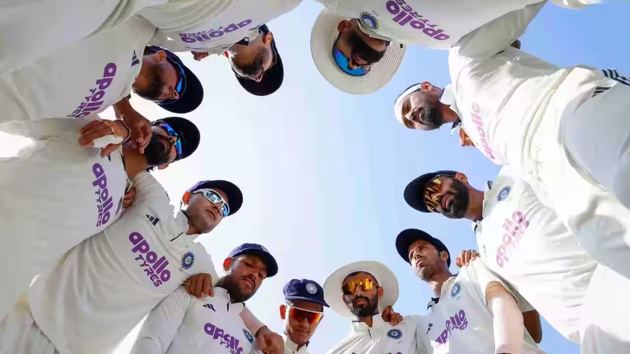 ಇದೀಗ ವೆಸ್ಟ್ ಇಂಡೀಸ್ ವಿರುದ್ಧ ಸತತ 10ನೇ ಬಾರಿ ಟೆಸ್ಟ್ ಸರಣಿ ಗೆಲ್ಲುವ ಮೂಲಕ ಸೌತ್ ಆಫ್ರಿಕಾ ತಂಡದ ಹೆಸರಿನಲ್ಲಿದ್ದ ವಿಶ್ವ ದಾಖಲೆಯನ್ನು ಟೀಮ್ ಇಂಡಿಯಾ ಸರಿಗಟ್ಟಿದೆ. ಈ ಮೂಲಕ ಒಂದೇ ತಂಡದ ವಿರುದ್ಧದ ಸತತವಾಗಿ 10 ಸರಣಿ ಗೆದ್ದ ವಿಶ್ವದ 2ನೇ ತಂಡ ಎನಿಸಿಕೊಂಡಿದೆ.