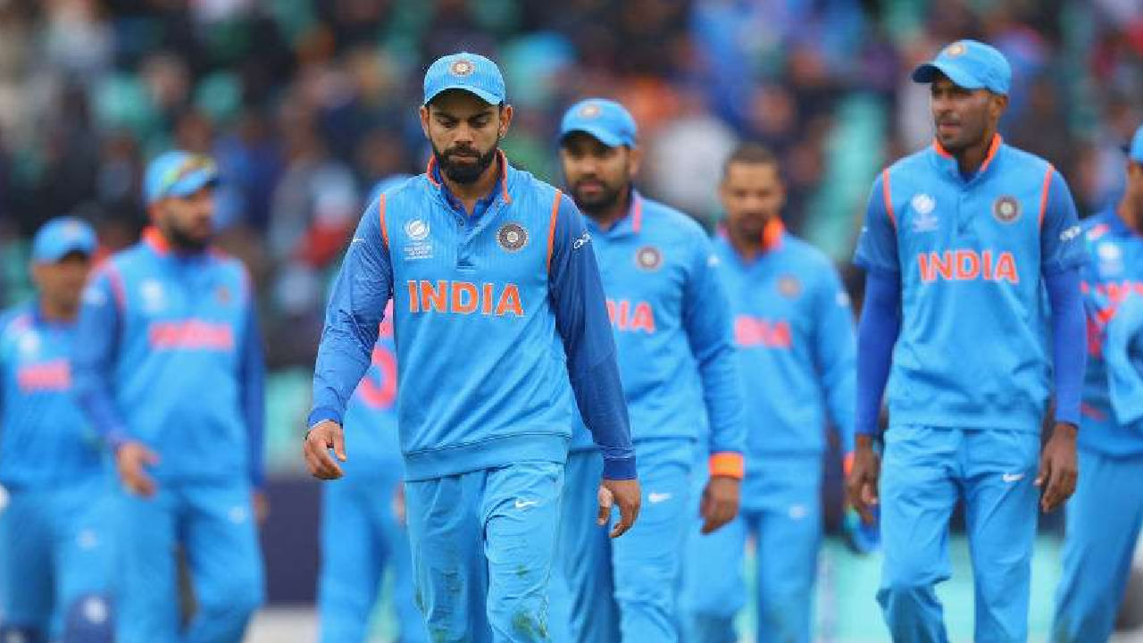 ಇನ್ನು ಏಕದಿನ ಕ್ರಿಕೆಟ್​ನಲ್ಲಿ ಟೀಮ್ ಇಂಡಿಯಾ ಮೊದಲ 10 ಓವರ್​ಗಳಲ್ಲಿ ಅತೀ ಕಡಿಮೆ ರನ್ ಕಲೆಹಾಕಿದ್ದು ಶ್ರೀಲಂಕಾ ವಿರುದ್ಧ. 2017 ರಲ್ಲಿ ನಡೆದ ಶ್ರೀಲಂಕಾ ವಿರುದ್ಧದ ಪಂದ್ಯದಲ್ಲಿ ಭಾರತ ತಂಡವು ಪವರ್​ಪ್ಲೇನಲ್ಲಿ ಕೇವಲ 17 ರನ್​ಗಳಿಸಿ ಅತ್ಯಂತ ಕಳಪೆ ದಾಖಲೆ ಬರೆದಿತ್ತು. ಇದೀಗ ಆಸ್ಟ್ರೇಲಿಯಾ ಪಿಚ್​ನಲ್ಲೂ ಟೀಮ್ ಇಂಡಿಯಾ ಬಿರುಸಿನ ಆರಂಭ ಪಡೆಯುವಲ್ಲಿ ವಿಫಲವಾಗಿದೆ.