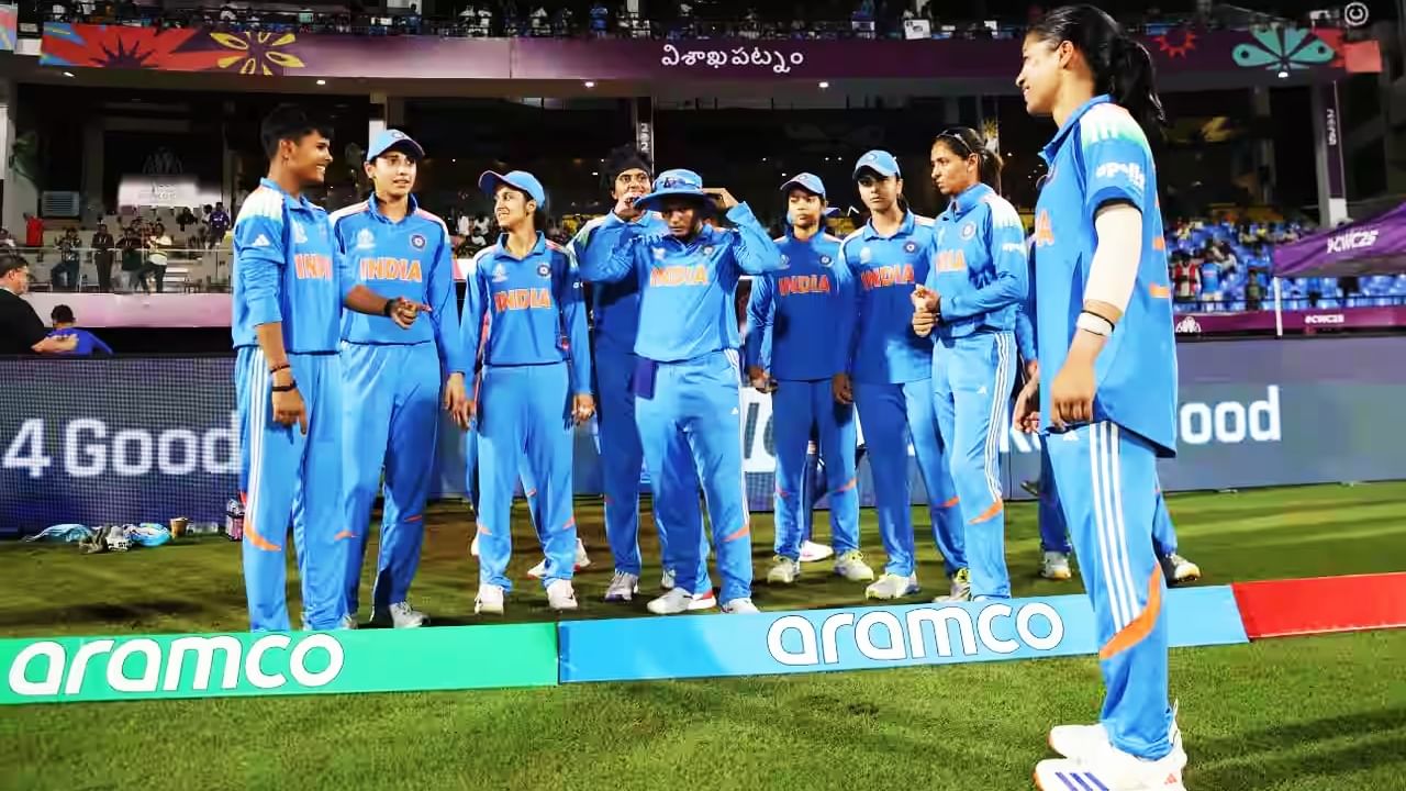 ಟೀಮ್ ಇಂಡಿಯಾ ತನ್ನ ಮುಂದಿನ ಪಂದ್ಯಗಳಲ್ಲಿ ನ್ಯೂಝಿಲೆಂಡ್ ಮತ್ತು ಬಾಂಗ್ಲಾದೇಶ್ ವಿರುದ್ಧ ಗೆದ್ದರೆ ಒಟ್ಟು 8 ಅಂಕಗಳೊಂದಿಗೆ ನೇರವಾಗಿ ಸೆಮಿಫೈನಲ್ ಗೆ ಪ್ರವೇಶಿಸಲಿದೆ. ಅತ್ತ ನ್ಯೂಝಿಲೆಂಡ್ ಕೊನೆಯ ಮ್ಯಾಚ್ನಲ್ಲಿ ಗೆದ್ದರೂ 5ನೇ ಸ್ಥಾನದಲ್ಲೇ ಉಳಿಯಲಿದೆ. ಹೀಗಾಗಿ ಭಾರತ ತಂಡ ನೇರವಾಗಿ ಸೆಮಿಫೈನಲ್ಗೆ ಪ್ರವೇಶಿಸಬೇಕಿದ್ದರೆ ನ್ಯೂಝಿಲೆಂಡ್ ಹಾಗೂ ಬಾಂಗ್ಲಾದೇಶ್ ವಿರುದ್ಧ ಗೆಲ್ಲಲೇಬೇಕು.