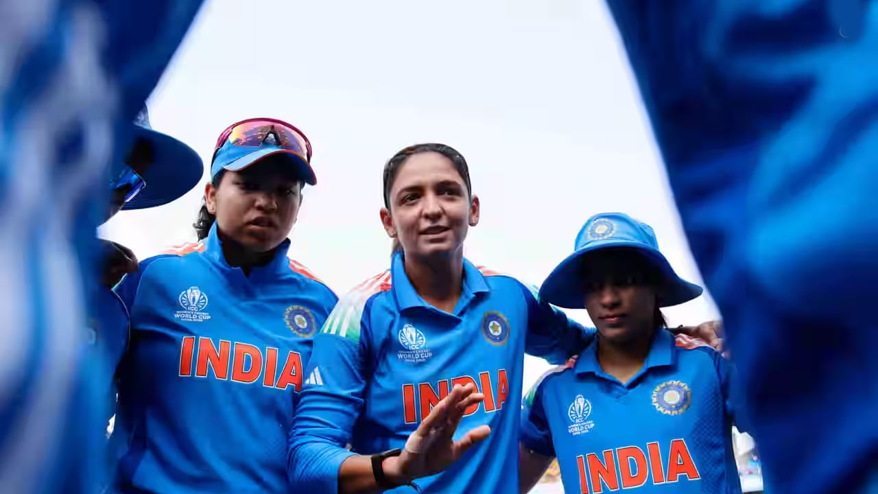 ಏಕೆಂದರೆ ನ್ಯೂಝಿಲೆಂಡ್ ವಿರುದ್ಧದ ಪಂದ್ಯದ ಬಳಿಕ ಟೀಮ್ ಇಂಡಿಯಾ ಬಾಂಗ್ಲಾದೇಶ್ ವಿರುದ್ಧ ಕೂಡ ಒಂದು ಮ್ಯಾಚ್ ಆಡಬೇಕಿದೆ. ಈ ಪಂದ್ಯದ ಫಲಿತಾಂಶದೊಂದಿಗೆ ಭಾರತ ತಂಡಕ್ಕೆ ಸೆಮಿಫೈನಲ್ಗೇರಬಹುದು. ಹಾಗಿದ್ರೆ ಟೀಮ್ ಇಂಡಿಯಾ ಸೆಮಿಫೈನಲ್ಗೇರಲು ಮುಂದಿರುವ ಹಾದಿಗಳಾವುವು ಎಂದು ನೋಡೋಣ...