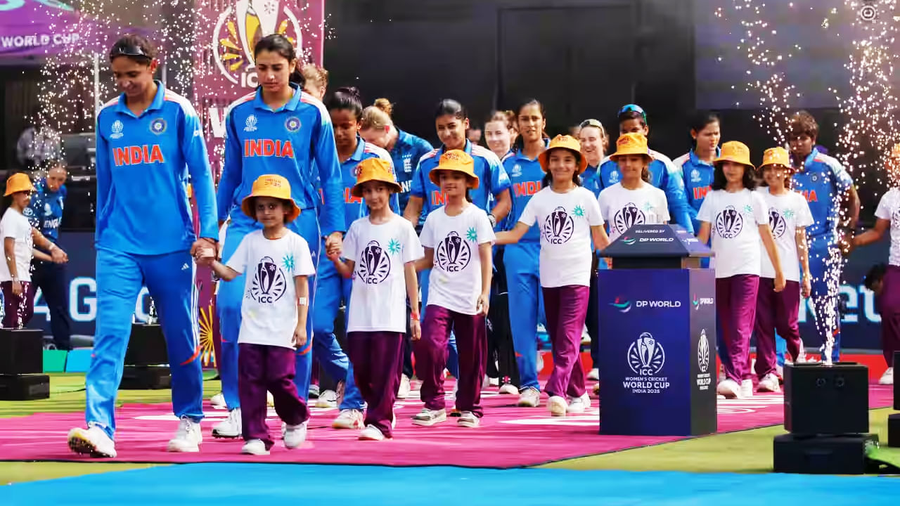 ಒಂದು ವೇಳೆ ಟೀಮ್ ಇಂಡಿಯಾ ನ್ಯೂಝಿಲೆಂಡ್ ವಿರುದ್ಧ ಸೋತರೆ, ಬಾಂಗ್ಲಾದೇಶ್ ವಿರುದ್ಧ ಭರ್ಜರಿ ಜಯ ಸಾಧಿಸುವ ಮೂಲಕ ಸೆಮಿಫೈನಲ್ ಗೆ ಎಂಟ್ರಿ ಕೊಡಬಹುದು. ಹೀಗಾಗಬೇಕಾದಲ್ಲಿ ನ್ಯೂಝಿಲೆಂಡ್ ತನ್ನ ಕೊನೆಯ ಪಂದ್ಯದಲ್ಲಿ ಇಂಗ್ಲೆಂಡ್ ವಿರುದ್ಧ ಸೋಲಬೇಕು. ಅಂದರೆ ನ್ಯೂಝಿಲೆಂಡ್ ತಂಡ ಭಾರತದ ವಿರುದ್ಧ ಗೆದ್ದು, ಇಂಗ್ಲೆಂಡ್ ವಿರುದ್ಧ ಸೋತರೆ, ಟೀಮ್ ಇಂಡಿಯಾ ಬಾಂಗ್ಲಾದೇಶ್ ವಿರುದ್ಧ ಭರ್ಜರಿ ಜಯ ಸಾಧಿಸಿ ನೆಟ್ ರನ್ ರೇಟ್ ಮೂಲಕ ಕಿವೀಸ್ ಪಡೆಯನ್ನು ಹಿಂದಿಕ್ಕಿ ಸೆಮಿಫೈನಲ್ಗೇರಬಹುದು.
