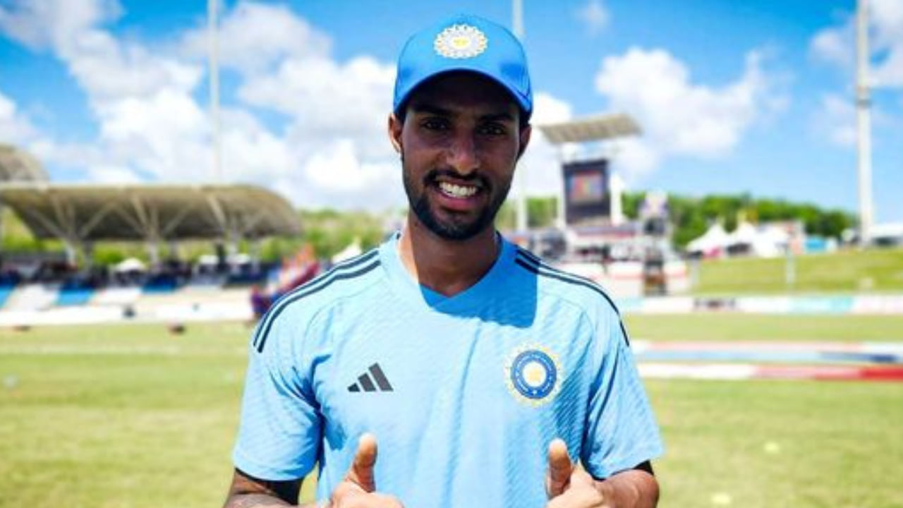 ಇದೀಗ ಏಷ್ಯಾಕಪ್ ಹೀರೋ ತಿಲಕ್ ವರ್ಮಾ ಅವರಿಗೆ ಒಳ್ಳೆಯ ಸುದ್ದಿ ಸಿಕ್ಕಿದೆ. ತಿಲಕ್ ಅವರನ್ನು ರಣಜಿ ಕ್ರಿಕೆಟ್ ತಂಡದ ನಾಯಕನಾಗಿ ಆಯ್ಕೆ ಮಾಡಲಾಗಿದೆ ಎಂದು ಹೈದರಾಬಾದ್ ಕ್ರಿಕೆಟ್ ಮಂಡಳಿ ಮಾಹಿತಿ ನೀಡಿದೆ. ಪ್ರಸ್ತುತ ಟೀಂ ಇಂಡಿಯಾ ವೆಸ್ಟ್ ಇಂಡೀಸ್ ವಿರುದ್ಧ ತವರಿನಲ್ಲಿ ಟೆಸ್ಟ್ ಸರಣಿಯನ್ನು ಆಡುತ್ತಿದೆ. ಅದಾದ ನಂತರ, ಭಾರತ ತಂಡ ಆಸ್ಟ್ರೇಲಿಯಾ ಪ್ರವಾಸಕ್ಕೆ ತೆರಳಲಿದೆ. 