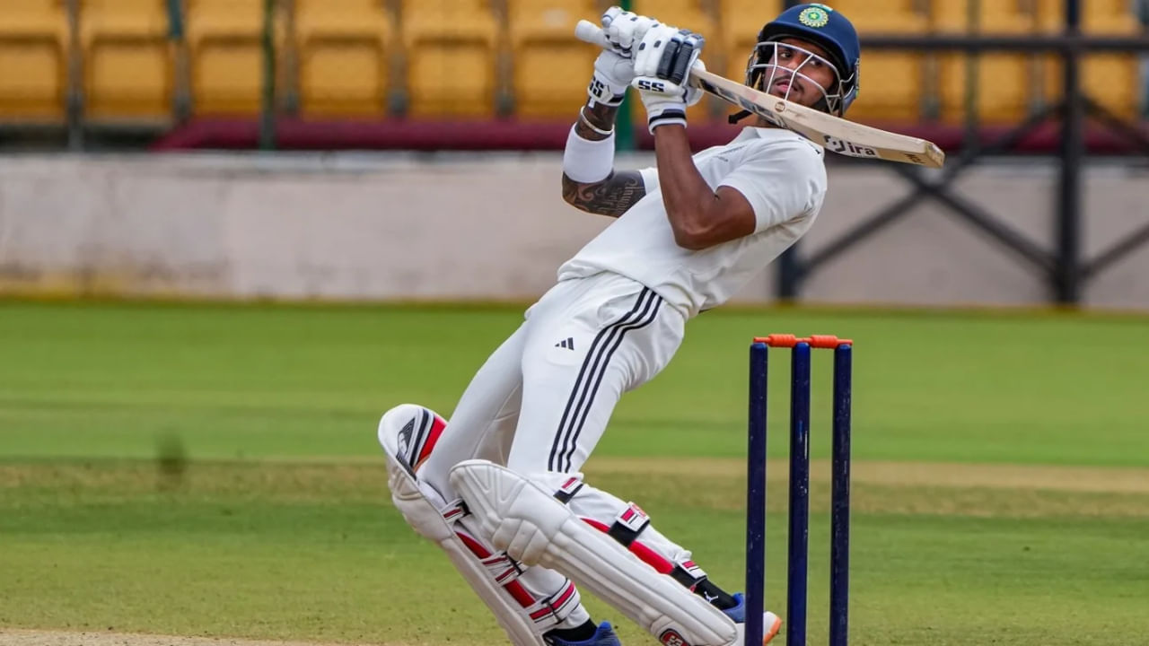 ಏತನ್ಮಧ್ಯೆ, ಭಾರತದಲ್ಲಿ ರಣಜಿ ಟ್ರೋಫಿ 2025 ಪಂದ್ಯಾವಳಿ ಕೆಲವೇ ದಿನಗಳಲ್ಲಿ ಆರಂಭವಾಗಲಿದೆ. ಹೀಗಾಗಿ ಈ ದೇಶೀ ಟೂರ್ನಿ ರಣಜಿ ಟ್ರೋಫಿಗೆ ಹೈದರಾಬಾದ್ ಕ್ರಿಕೆಟ್ ಮಂಡಳಿ ಮೊದಲ 3 ಪಂದ್ಯಗಳಿಗೆ ತಂಡವನ್ನು ಘೋಷಿಸಿದೆ. ತಂಡದಲ್ಲಿ 15 ಆಟಗಾರರನ್ನು ಆಯ್ಕೆ ಮಾಡಿದೆ. 5 ಆಟಗಾರರಿಗೆ ಮೀಸಲು ಆಟಗಾರರಾಗಿ ಅವಕಾಶ ನೀಡಲಾಗಿದೆ. 