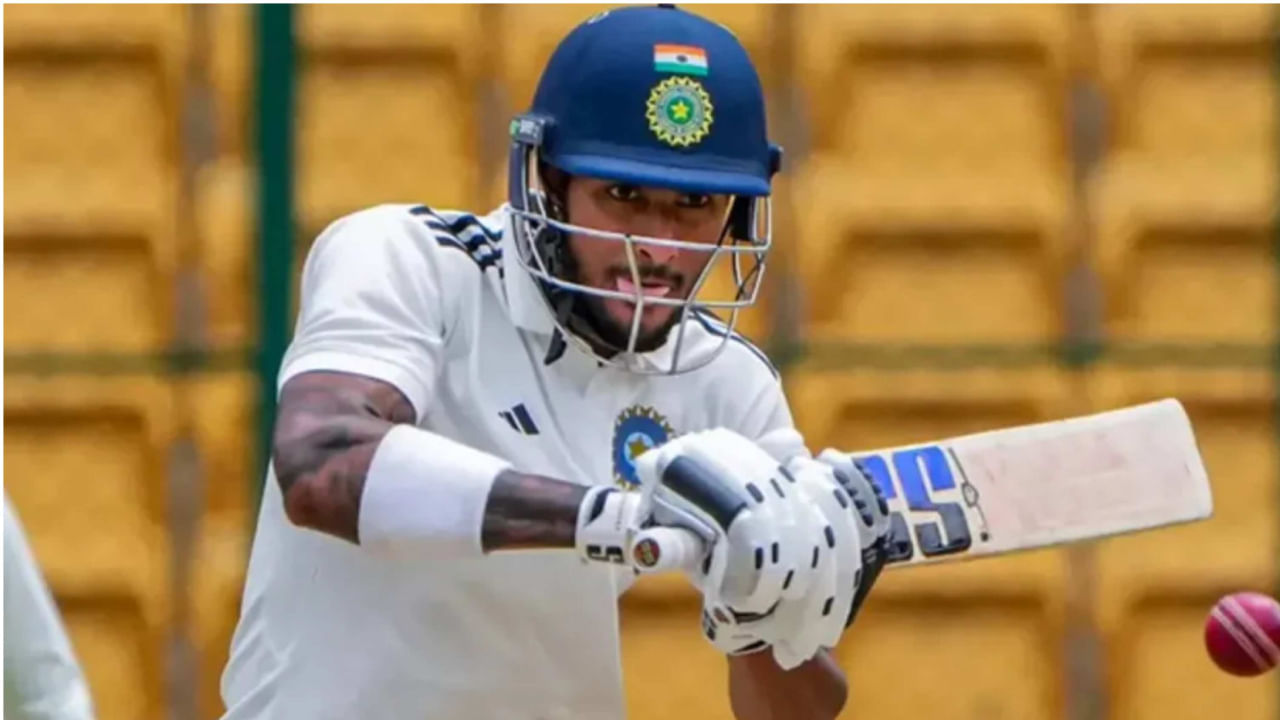 ಹೈದರಾಬಾದ್ ತಂಡ: ತಿಲಕ್ ವರ್ಮಾ (ನಾಯಕ), ರಾಹುಲ್ ಸಿಂಗ್ (ಉಪನಾಯಕ), ಸಿವಿ ಮಿಲಿಂದ್, ತನ್ಮಯ್ ಅಗರ್ವಾಲ್, ಎಂ ಅಭಿರತ್ ರೆಡ್ಡಿ, ಹಿಮ್ತೇಜ, ವರುಣ್ ಗೌಡ್, ತನಯ್ ತ್ಯಾಗರಾಜನ್, ರೋಹಿತ್ ರಾಯುಡು, ಸರನು ನಿಶಾಂತ್, ಪುನ್ನಯ್ಯ, ಅನಿಕೇತ್ ರೆಡ್ಡಿ, ಕಾರ್ತಿಕೇಯ ಕಾಕಂದ್ ಎ. ರಾದೇಶ್ (ವಿಕೆಟ್ ಕೀಪರ್). ಮೀಸಲು ಆಟಗಾರರು: ಪಿ.ನಿತೀಶ್ ರೆಡ್ಡಿ, ಸಾಯಿ ಪ್ರಜ್ಞಾ ರೆಡ್ಡಿ, ರಕ್ಷಣಾ ರೆಡ್ಡಿ, ನಿತೇಶ್ ಕನಾಲಾ ಮತ್ತು ಮಿಖಿಲ್ ಜೈಸ್ವಾಲ್.