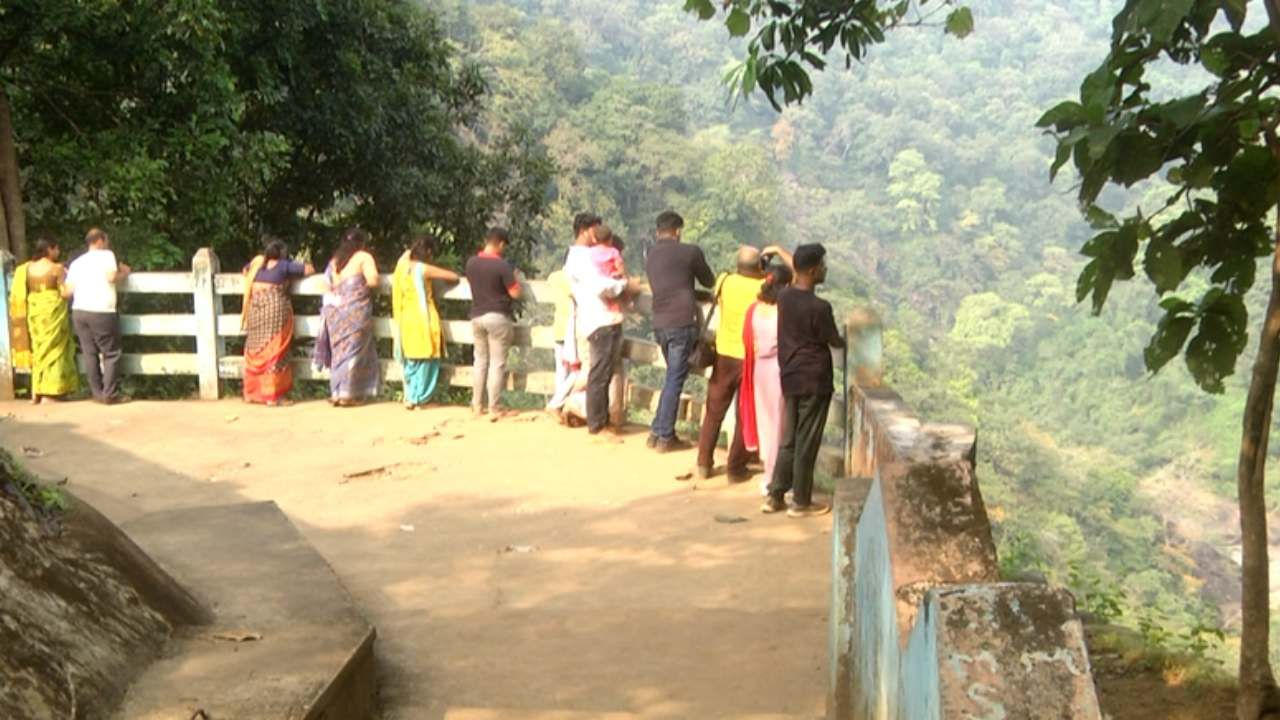 ಈ ವರ್ಷ ನಿರಂತರವಾಗಿ ಸುರಿಯುತ್ತಿರುವ ಮಳೆಯಿಂದ ರಾಜ್ಯದೆಲ್ಲೆಡೆ ಬೆಳೆ ಹಾನಿ ಉಂಟಾಗಿದ್ದರೆ, ಇತ್ತ ಉತ್ತರ ಕನ್ನಡ ಜಿಲ್ಲೆಯಲ್ಲಿ ಪ್ರವಾಸೋದ್ಯಮಕ್ಕೆ ಭಾರಿ ಹೊಡೆತ ಬಿದ್ದಿದೆ. ನವೆಂಬರ್​ ಆರಂಭವಾದರೂ ಪ್ರವಾಸಿತಾಣಗಳು ಬಿಕೋ ಎನ್ನುತ್ತಿವೆ.
