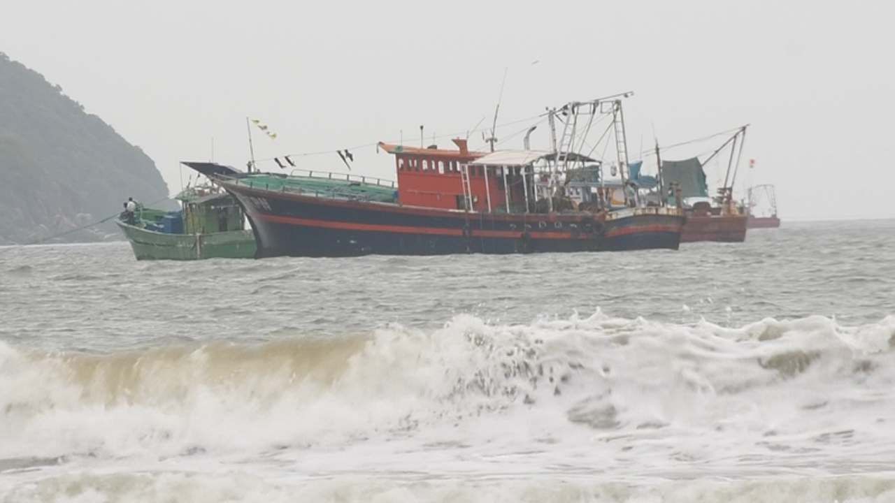 ಪ್ರವಾಸೋದ್ಯಮ ಮತ್ತು ಮೀನುಗಾರಿಕೆಯೇ ಆರ್ಥಿಕ ಮೂಲವಾಗಿರುವ ಉತ್ತರ ಕನ್ನಡ ಜಿಲ್ಲೆಯ ಕರಾವಳಿಯಲ್ಲಿ ಕಳೆದ ಒಂದು ತಿಂಗಳಿಂದ ಬದಲಾಗುತ್ತಿರುವ ಹವಮಾನ ದೊಡ್ಡ ಹೊಡೆತ ಕೊಟ್ಟಿದೆ. ಕಳೆದ ಒಂದು ವಾರದಿಂದ ಜಿಲ್ಲೆಯಲ್ಲಿ ರೆಡ್ ಮತ್ತು ಆರೆಂಜ್ ಅಲರ್ಟ ನೀಡಲಾಗಿದ್ದು, ಮೀನುಗಾರಿಕೆ ಹಾಗೂ ಕಡಲ ಪ್ರವಾಸೋದ್ಯಮವನ್ನು ನಿಷೇಧಿಸಲಾಗಿತ್ತು.
