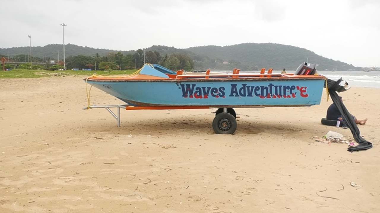 ವೀಕೆಂಡ್ ಸೇರಿದಂತೆ ರಜೆಯ ಮಜಾ ಅನುಭವಿಸಲು ಬಂದ ಜನ ಕಡಲಿಗಿಳಿಯದೇ ಮರಳಿ ಹೋಗುವಂತಾಗಿದ್ದರೆ, ಮೀನುಗಾರರು ತಮ್ಮ ಬೋಟುಗಳನ್ನ ಬಂದರಿನಲ್ಲಿ ಲಂಗುರು ಹಾಕುವಂತಾಗಿದೆ. ಹೀಗಾಗಿ ಜಿಲ್ಲೆಯ ಕರಾವಳಿ ತೀರ ಸೇರಿದಂತೆ ಪ್ರವಾಸಿತಾಣಗಳು ಖಾಲಿ ಹೊಡೆಯುತ್ತಿವೆ.
