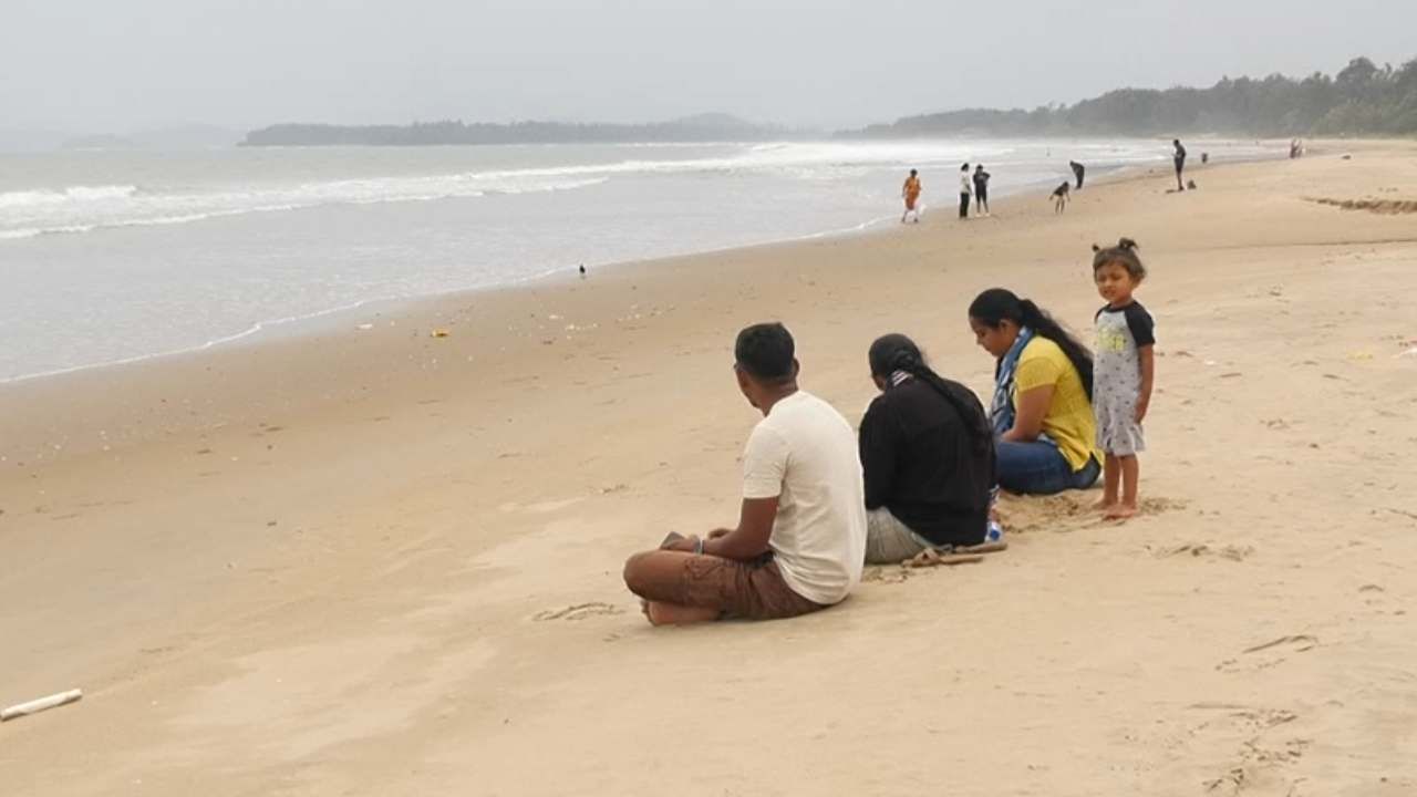 ಮಳೆಗಾಲದಲ್ಲಿ ಸ್ಥಗಿತಗೊಳ್ಳುವ ಪ್ರವಾಸೋದ್ಯಮ, ಸೆಪ್ಟೆಂಬರ್ ತಿಂಗಳು ಮುಗಿಯುತ್ತಿದ್ದಂತೆ ಪ್ರವಾಸೋದ್ಯಮ ಆರಂಭ ಆಗುತ್ತದೆ. ಆದರೆ ಈ ವರ್ಷ ಪದೇ ಪದೇ ಸುರಿಯುತ್ತಿರುವ ಮಳೆಯಿಂದ, ನವೆಂಬರ್​ ಆರಂಭವಾದರೂ ಇದುವರೆಗೂ ಪ್ರವಾಸಿಗರು ಅಷ್ಟಾಗಿ ಬರುತ್ತಿಲ್ಲ. ಕಳೆದ ವರ್ಷ ಅಕ್ಟೋಬರ್ ನಲ್ಲಿ 4.61 ಲಕ್ಷ ಪ್ರವಾಸಿಗರು ಭೇಟಿ ನೀಡಿದರೇ, ಈ ವರ್ಷ ಒಂದೂವರೆ ಲಕ್ಷಕ್ಕಿಂತಲೂ ಕಡಿಮೆ ಇದ್ದು ಸಂಪೂರ್ಣ ಇಳಿಮುಖ ಆಗಿದೆ.
