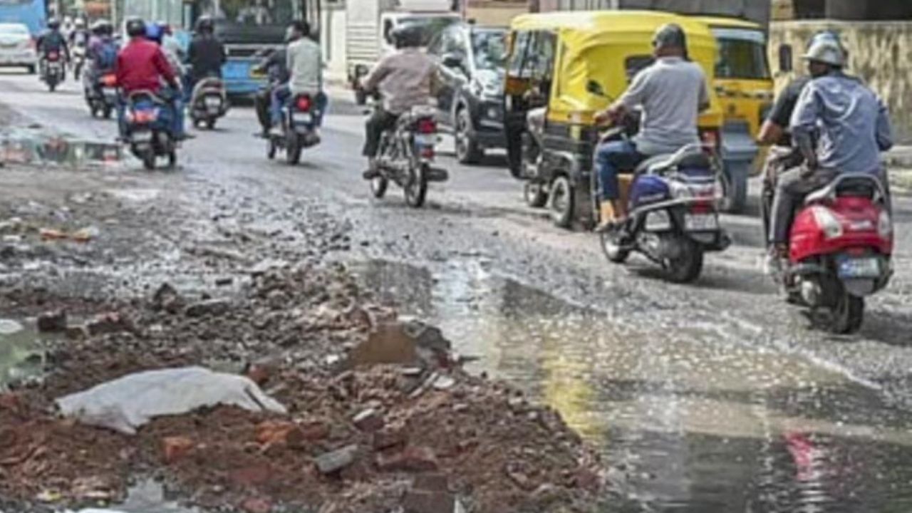 Viral: ಹದಗೆಟ್ಟ ಮೂಲಸೌಕರ್ಯವನ್ನು ಸರಿಪಡಿಸಲು ಇರುವುದೊಂದೇ ಮಾರ್ಗ; ಐಟಿ ಪಾರ್ಕ್ಗಳನ್ನು ಮುಚ್ಚುವಂತೆ ಸಲಹೆ ನೀಡಿದ ಬೆಂಗಳೂರಿಗ Viral: ಹದಗೆಟ್ಟ ಮೂಲಸೌಕರ್ಯವನ್ನು ಸರಿಪಡಿಸಲು ಇರುವುದೊಂದೇ ಮಾರ್ಗ; ಐಟಿ ಪಾರ್ಕ್ಗಳನ್ನು ಮುಚ್ಚುವಂತೆ ಸಲಹೆ ನೀಡಿದ ಬೆಂಗಳೂರಿಗ