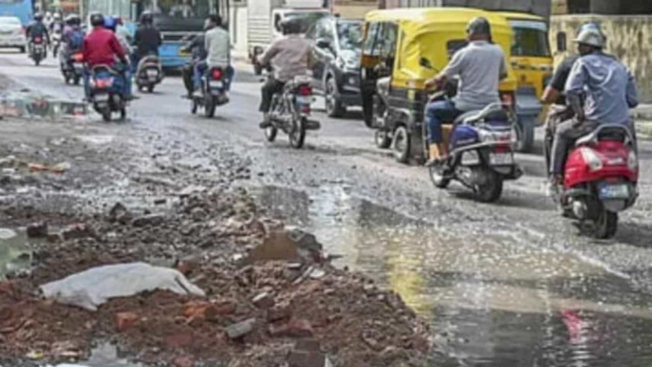 Viral: ಹದಗೆಟ್ಟ ಮೂಲಸೌಕರ್ಯವನ್ನು ಸರಿಪಡಿಸಲು ಇರುವುದೊಂದೇ ಮಾರ್ಗ; ಐಟಿ ಪಾರ್ಕ್ಗಳನ್ನು ಮುಚ್ಚುವಂತೆ ಸಲಹೆ ನೀಡಿದ ಬೆಂಗಳೂರಿಗ Viral: ಹದಗೆಟ್ಟ ಮೂಲಸೌಕರ್ಯವನ್ನು ಸರಿಪಡಿಸಲು ಇರುವುದೊಂದೇ ಮಾರ್ಗ; ಐಟಿ ಪಾರ್ಕ್ಗಳನ್ನು ಮುಚ್ಚುವಂತೆ ಸಲಹೆ ನೀಡಿದ ಬೆಂಗಳೂರಿಗ