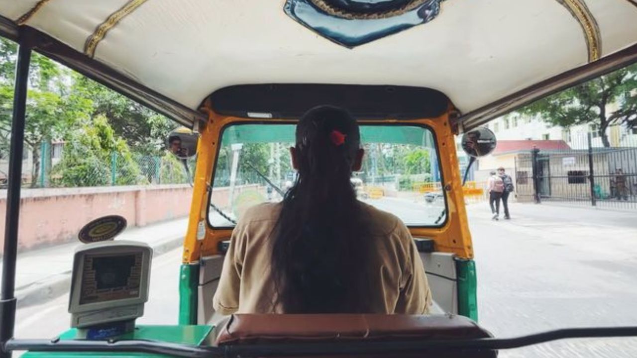 Viral: ತಡರಾತ್ರಿ ಮನೆ ತಲುಪಿಸಿದ ಆಟೋ ಚಾಲಕಿಯ ಸಹಾಯವನ್ನು ನೆನೆದ ಬೆಂಗಳೂರಿನ ಉದ್ಯಮಿ Viral: ತಡರಾತ್ರಿ ಮನೆ ತಲುಪಿಸಿದ ಆಟೋ ಚಾಲಕಿಯ ಸಹಾಯವನ್ನು ನೆನೆದ ಬೆಂಗಳೂರಿನ ಉದ್ಯಮಿ