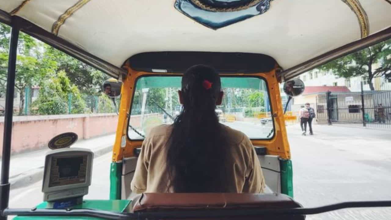 Viral: ತಡರಾತ್ರಿ ಮನೆ ತಲುಪಿಸಿದ ಆಟೋ ಚಾಲಕಿಯ ಸಹಾಯವನ್ನು ನೆನೆದ ಬೆಂಗಳೂರಿನ ಉದ್ಯಮಿ Viral: ತಡರಾತ್ರಿ ಮನೆ ತಲುಪಿಸಿದ ಆಟೋ ಚಾಲಕಿಯ ಸಹಾಯವನ್ನು ನೆನೆದ ಬೆಂಗಳೂರಿನ ಉದ್ಯಮಿ