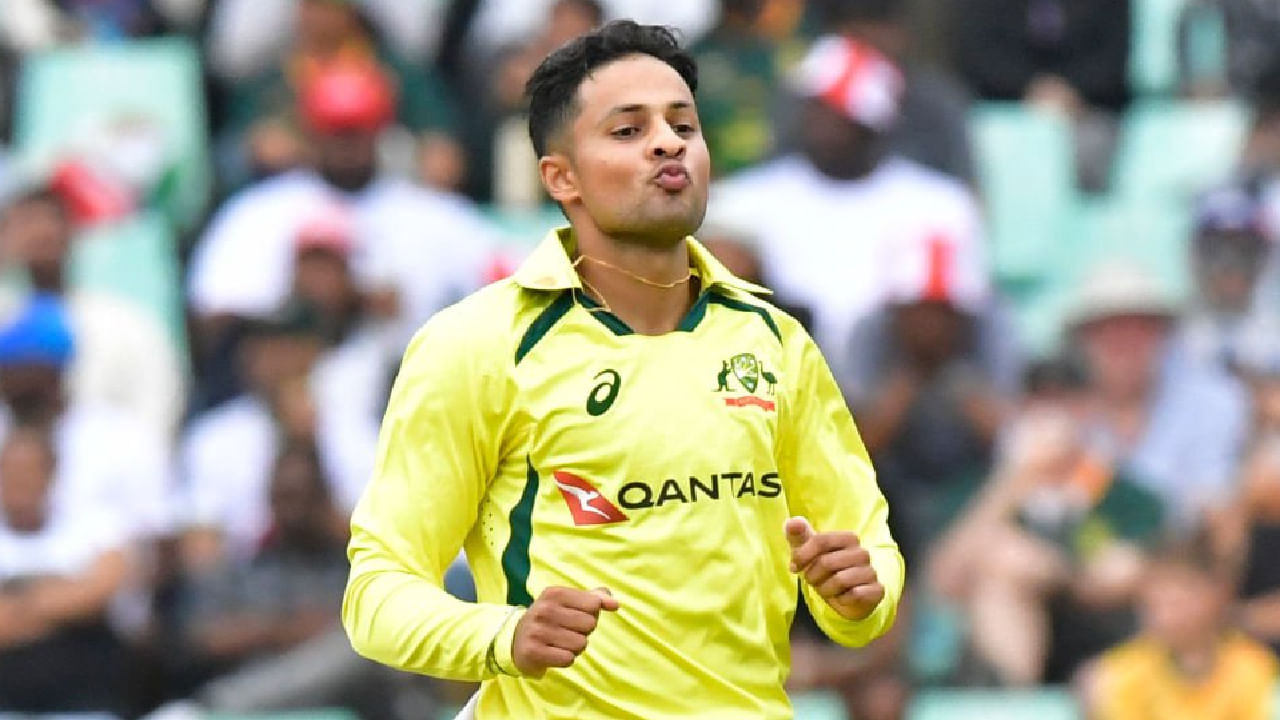 ಬಾಲ್ಯವನ್ನು ಕಾಂಗರೂನಾಡಿನಲ್ಲೇ ಕಳೆದ ತನ್ವೀರ್ ಸಂಘ ಅಂಡರ್-16 ತಂಡಕ್ಕೆ ಆಯ್ಕೆಯಾಗುವ ಮೂಲಕ ಆಸ್ಟ್ರೇಲಿಯಾ ತಂಡಕ್ಕೆ ಎಂಟ್ರಿ ಕೊಟ್ಟಿದ್ದರು. ಇದಾದ ಬಳಿಕ ಅಂಡರ್-19 ತಂಡಗಳಲ್ಲೂ ಕಾಣಿಸಿಕೊಂಡಿದ್ದರು. ಇನ್ನು 2023 ರಲ್ಲಿ ಆಸ್ಟ್ರೇಲಿಯಾ ಅಂತಾರಾಷ್ಟ್ರೀಯ ಕ್ರಿಕೆಟ್ಗೆ ಪಾದಾರ್ಪಣೆ ಮಾಡಿದ್ದರು.