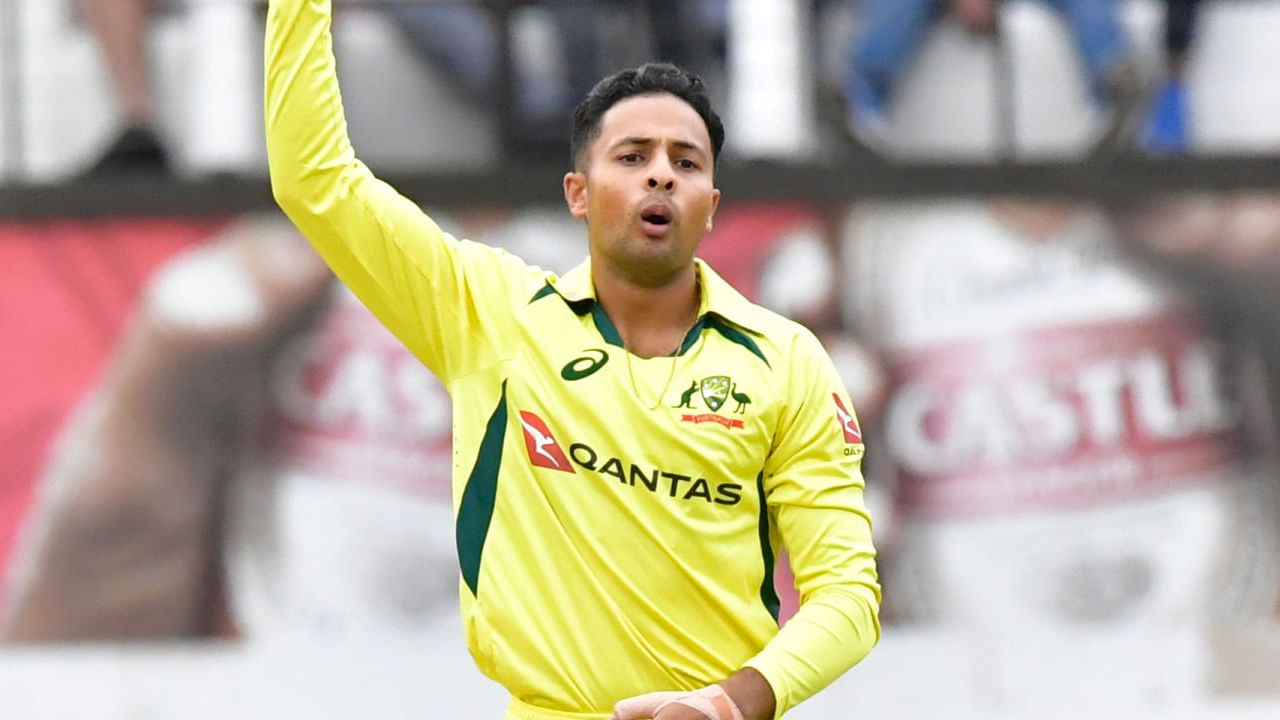 ಆಸ್ಟ್ರೇಲಿಯಾ ಪರ ಈವೆರೆಗೆ 4 ಏಕದಿನ ಹಾಗೂ 7 ಟಿ20 ಪಂದ್ಯಗಳನ್ನಾಡಿರುವ ತನ್ವೀರ್ ಸಂಘ ಒಟ್ಟು 12 ವಿಕೆಟ್ ಕಬಳಿಸಿದ್ದಾರೆ. ಇದೀಗ ಟೀಮ್ ಇಂಡಿಯಾ ವಿರುದ್ಧದ ಮೊದಲ ಟಿ20 ಪಂದ್ಯಕ್ಕೆ ಆಯ್ಕೆಯಾಗುವ ಮೂಲಕ ಮತ್ತೊಮ್ಮೆ ಯೆಲ್ಲೋ ಜೆರ್ಸಿಯಲ್ಲಿ ಕಣಕ್ಕಿಳಿಯಲು ಸಜ್ಜಾಗಿದ್ದಾರೆ.