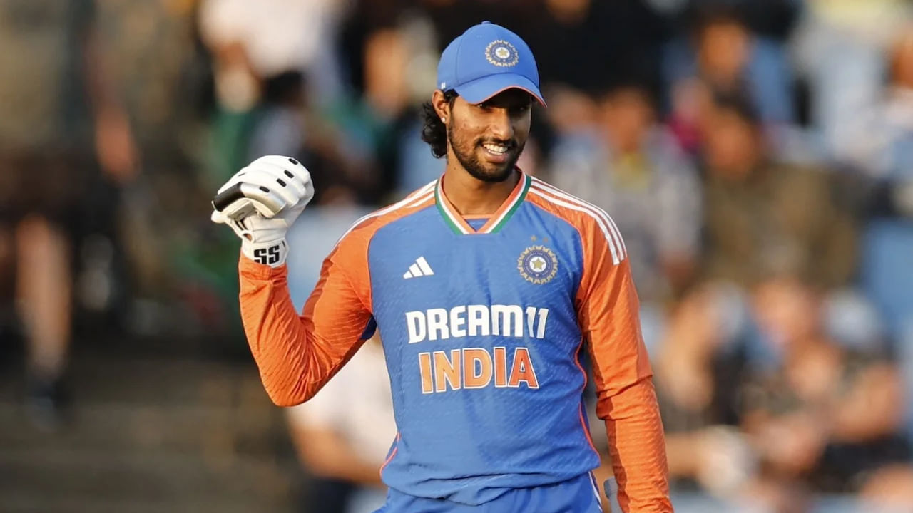 ಇನ್ನು ತಿಲಕ್ ವರ್ಮಾ, ರಿಂಕು ಸಿಂಗ್, ವರುಣ್ ಚಕ್ರವರ್ತಿ, ಹರ್ಷಿತ್ ರಾಣಾ ಹಾಗೂ ಜಿತೇಶ್ ಶರ್ಮಾಗೂ ಇದು ಮೊದಲ ಆಸ್ಟ್ರೇಲಿಯಾ ಪ್ರವಾಸ. ಹೀಗಾಗಿ ಈ ನಾಲ್ವರೂ ಕೂಡ ಕಾಂಗರೂನಾಡಿನಲ್ಲಿ ಚೊಚ್ಚಲ ಟಿ20  ಪಂದ್ಯವಾಡುವ ಅವಕಾಶವನ್ನು ಎದುರು ನೋಡುತ್ತಿದ್ದಾರೆ. ಅದರಂತೆ ಈ ಬಾರಿಯ ಸರಣಿಯ ಮೂಲಕ ಯಾರೆಲ್ಲಾ ಆಸೀಸ್​ ಪಿಚ್​ನಲ್ಲಿ ತಮ್ಮ ಇನಿಂಗ್ಸ್ ಖಾತೆ ತೆರೆಯಲಿದ್ದಾರೆ ಎಂಬುದನ್ನು ಕಾದು ನೋಡಬೇಕಿದೆ.