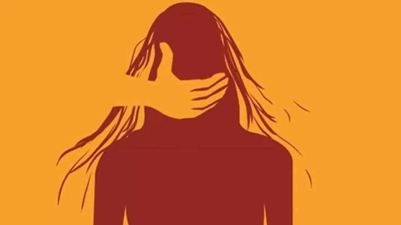 ಅಳಿಯನ ಜೊತೆ ಅಕ್ರಮ ಸಂಬಂಧ ಆರೋಪ: ಮಹಿಳೆ ಮೇಲೆ ಕುಟುಂಬಸ್ಥರಿಂದಲೇ ಅಮಾನವೀಯ ಕೃತ್ಯ