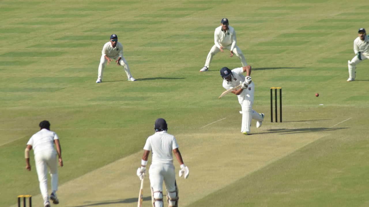 ಬಿಹಾರ ತಂಡ: ಪಿಯೂಷ್ ಕುಮಾರ್ ಸಿಂಗ್, ಭಾಸ್ಕರ್ ದುಬೆ, ಸಕಿಬುಲ್ ಗನಿ (ನಾಯಕ), ವೈಭವ್ ಸೂರ್ಯವಂಶಿ (ಉಪನಾಯಕ), ಅರ್ನವ್ ಕಿಶೋರ್, ಆಯುಷ್ ಲೋಹರುಕ, ಬಿಪಿನ್ ಸೌರಭ್, ಅಮೋದ್ ಯಾದವ್, ನವಾಜ್ ಖಾನ್, ಸಕಿಬ್ ಹುಸೇನ್, ರಾಘವೇಂದ್ರ ಪ್ರತಾಪ್ ಸಿಂಗ್, ಸಚಿನ್ ಕುಮಾರ್ ಸಿಂಗ್, ಹಿಮಾಂಶು ಸಿಂಗ್, ಖಾಲಿದ್ ಆಲಂ, ಸಚಿನ್ ಕುಮಾರ್.
