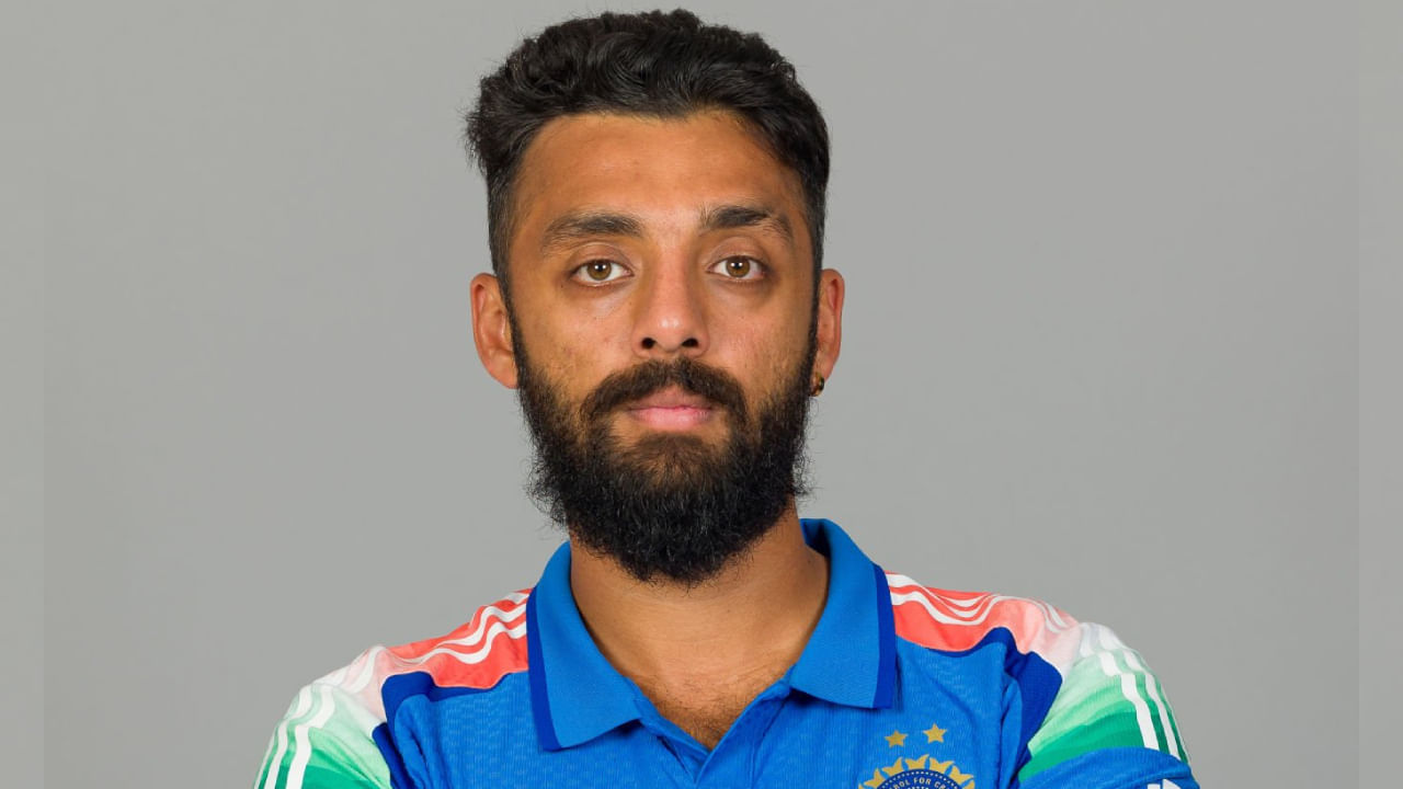 ವರುಣ್ ಚಕ್ರವರ್ತಿ: ಭಾರತ ತಂಡವು ಚಾಂಪಿಯನ್ಸ್ ಟ್ರೋಫಿ ಎತ್ತಿ ಹಿಡಿಯುವಲ್ಲಿ ಪ್ರಮುಖ ಪಾತ್ರವಹಿಸಿದ್ದ ಸ್ಪಿನ್ನರ್ ವರುಣ್ ಚಕ್ರವರ್ತಿ ಅವರನ್ನು ಸಹ ಆಸ್ಟ್ರೇಲಿಯಾ ವಿರುದ್ಧದ ಏಕದಿನ ಸರಣಿಗೆ ಪರಿಗಣಿಸಲಾಗಿಲ್ಲ. ಇದಾಗ್ಯೂ ಅವರಿಗೆ ಟಿ20 ತಂಡದಲ್ಲಿ ಸ್ಥಾನ ನೀಡಲಾಗಿದೆ.