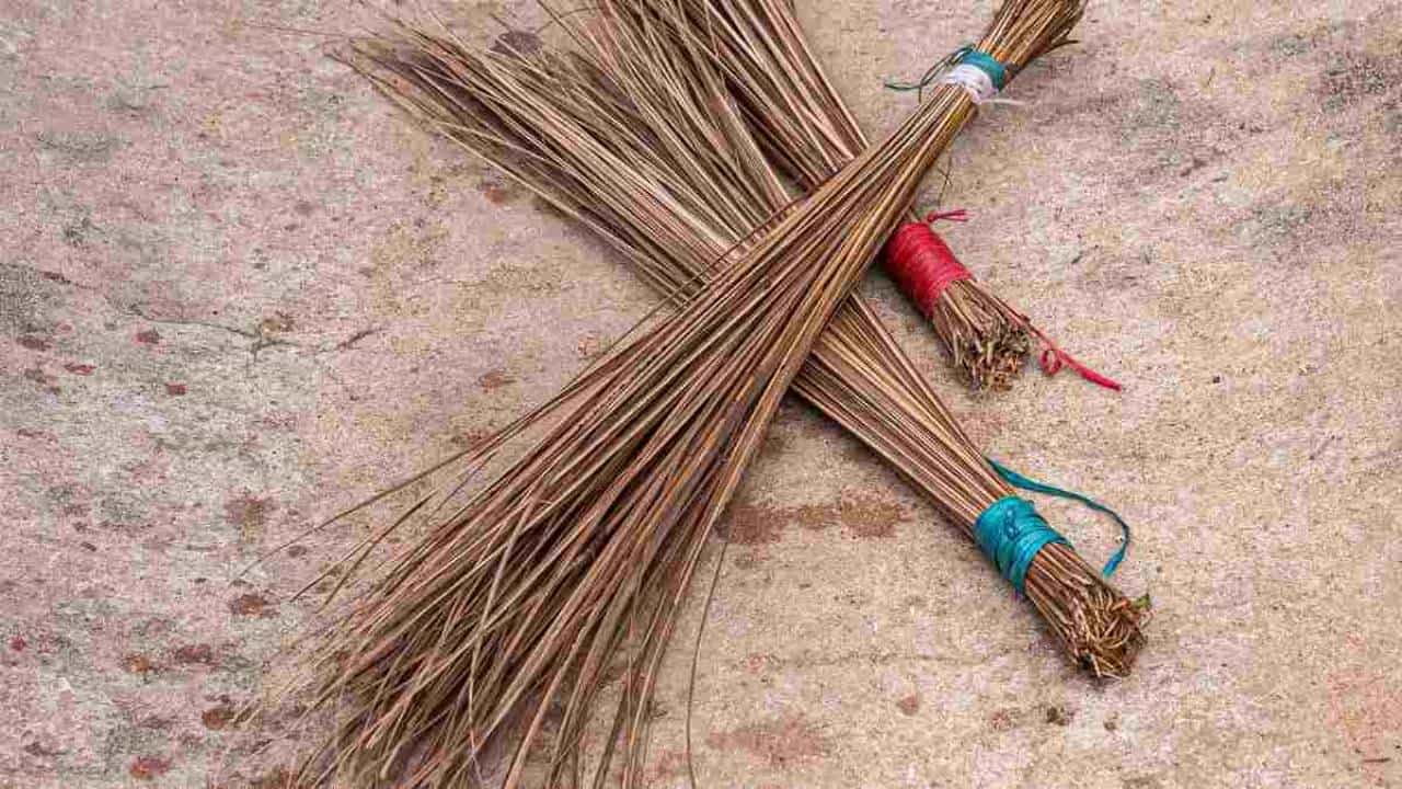 Vasthu Tips: ಮನೆಯಿಂದ ಪೊರಕೆಯನ್ನು ಹೊರಗೆ ಎಸೆಯುವ ಮೊದಲು ಈ ವಿಷ್ಯ ತಿಳಿದಿರಲಿ