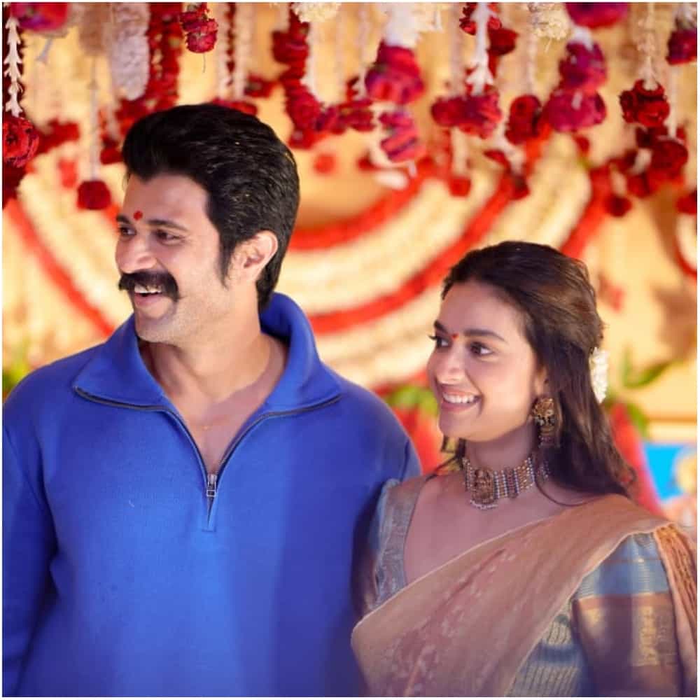 ವಿಜಯ್ ದೇವರಕೊಂಡ ಹಾಗೂ ಕೀರ್ತಿ ಸುರೇಶ್ ಅವರು ಒಟ್ಟಾಗಿ ನಟಿಸುತ್ತಿರುವ ಹೊಸ ಸಿನಿಮಾ ಸೆಟ್ಟೇರಿದೆ. ಈ ಸಿನಿಮಾದ ಮುಹೂರ್ತದ ಫೋಟೋಗಳು ವೈರಲ್ ಆಗಿವೆ. ಈ ಸಿನಿಮಾ ಬಗ್ಗೆ ನಿರೀಕ್ಷೆ ಮೂಡಿದೆ.