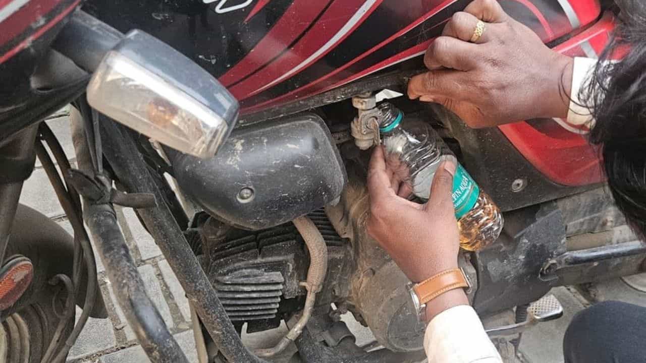 Viral: ಬೆಂಗಳೂರಿನ ನಡುರಸ್ತೆಯಲ್ಲೇ ಕೈ ಕೊಟ್ಟ ಬೈಕ್, ಪೆಟ್ರೋಲ್ ನೀಡಿ ಮಾನವೀಯತೆ ಮೆರೆದ ರ‍್ಯಾಪಿಡೋ ಚಾಲಕ