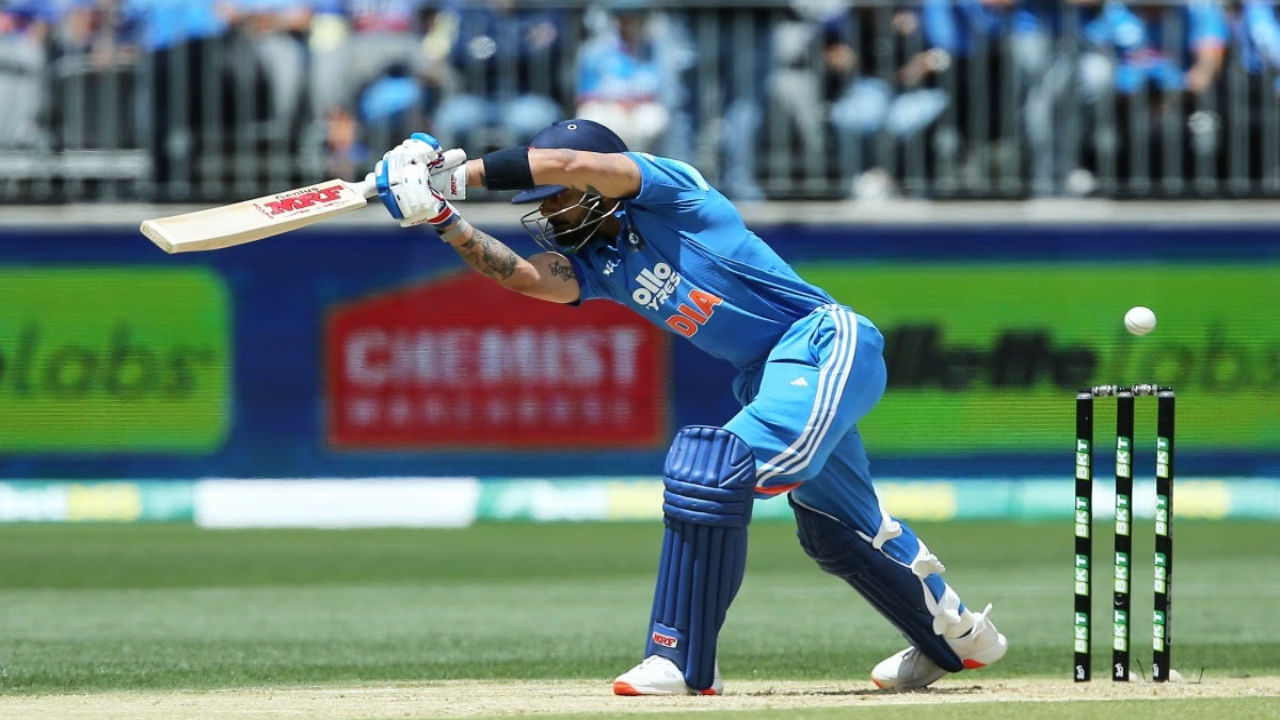 ಬರೋಬ್ಬರಿ 223 ದಿನಗಳ ನಂತರ ಅಂತರರಾಷ್ಟ್ರೀಯ ಕ್ರಿಕೆಟ್‌ಗೆ ಮರಳಿದ ವಿರಾಟ್ ಕೊಹ್ಲಿಯಿಂದ ಭಾರತೀಯ ಅಭಿಮಾನಿಗಳು ದೊಡ್ಡ ಇನ್ನಿಂಗ್ಸ್ ನಿರೀಕ್ಷಿಸುತ್ತಿದ್ದರು. ಆದರೆ, ಕೇವಲ ಎಂಟು ಎಸೆತಗಳನ್ನು ಎದುರಿಸಿದ ಕೊಹ್ಲಿ, ಮಿಚೆಲ್ ಸ್ಟಾರ್ಕ್ ಎಸೆತದಲ್ಲಿ ಶೂನ್ಯಕ್ಕೆ ಔಟಾದರು . ಆಸ್ಟ್ರೇಲಿಯಾದಲ್ಲಿ ನಡೆದ ಏಕದಿನ ಪಂದ್ಯದಲ್ಲಿ ವಿರಾಟ್ ಕೊಹ್ಲಿ 8 ಎಸೆತಗಳಲ್ಲಿ ಶೂನ್ಯಕ್ಕೆ ಔಟಾದ ಮೊದಲ ಪಂದ್ಯ ಇದಾಗಿದೆ. 