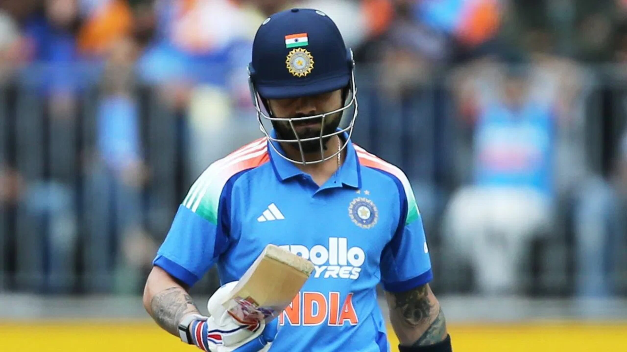 ಇದಕ್ಕೂ ಮುನ್ನ ಪರ್ತ್ನಲ್ಲಿ ನಡೆದ ಮೊದಲ ಏಕದಿನ ಪಂದ್ಯದಲ್ಲಿ ವಿರಾಟ್ ಕೊಹ್ಲಿ ಮಿಚೆಲ್ ಸ್ಟಾರ್ಕ್ಗೆ ಶೂನ್ಯಕ್ಕೆ ವಿಕೆಟ್ ಒಪ್ಪಿಸಿದ್ದರು. ಇದೀಗ ಮತ್ತೆ ಸೊನ್ನೆ ಸುತ್ತುವ ಮೂಲಕ ಕಿಂಗ್ ಕೊಹ್ಲಿ ತಮ್ಮ ಏಕದಿನ ವೃತ್ತಿಜೀವನದಲ್ಲಿ ಇದೇ ಮೊದಲ ಬಾರಿಗೆ ಬ್ಯಾಕ್ ಟು ಬ್ಯಾಕ್ ಡಕೌಟ್ ಆಗಿದ್ದಾರೆ.