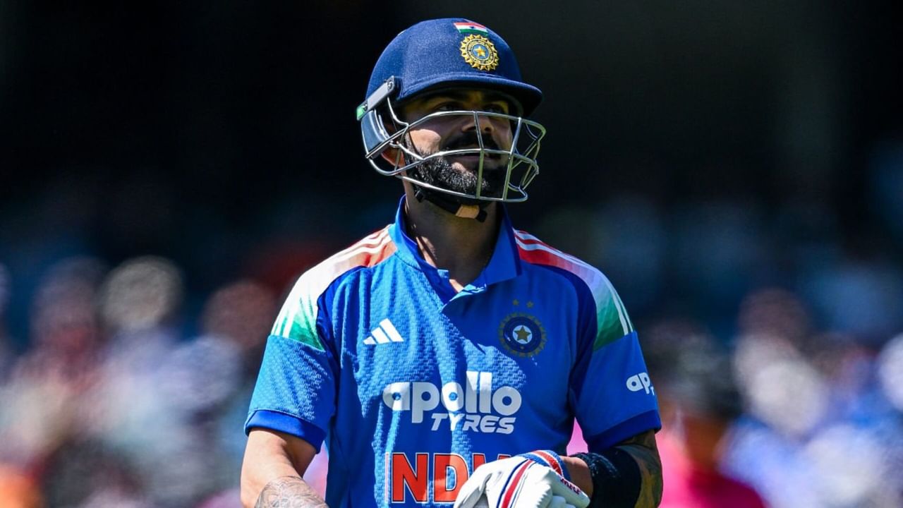 ವಿರಾಟ್ ಕೊಹ್ಲಿ (Virat Kohli) ಏಕದಿನ ವೃತ್ತಿ ಜೀವನ ಆರಂಭಿಸಿ 17 ವರ್ಷಗಳಾಗಿವೆ. ಈ ಹದಿನೇಳು ವರ್ಷಗಳಲ್ಲಿ ಒಮ್ಮೆಯೂ ಅವರು ಬ್ಯಾಕ್ ಟು ಬ್ಯಾಕ್ ಡಕ್ ಔಟ್ ಆಗಿರಲಿಲ್ಲ. ಆದರೆ ಇದೇ ಮೊದಲ ಬಾರಿಗೆ ಕೊಹ್ಲಿಯನ್ನು ಸತತ ಶೂನ್ಯಕ್ಕೆ ಔಟ್ ಮಾಡುವಲ್ಲಿ ಆಸ್ಟ್ರೇಲಿಯಾ ವೇಗಿಗಳು ಯಶಸ್ವಿಯಾಗಿದ್ದಾರೆ.