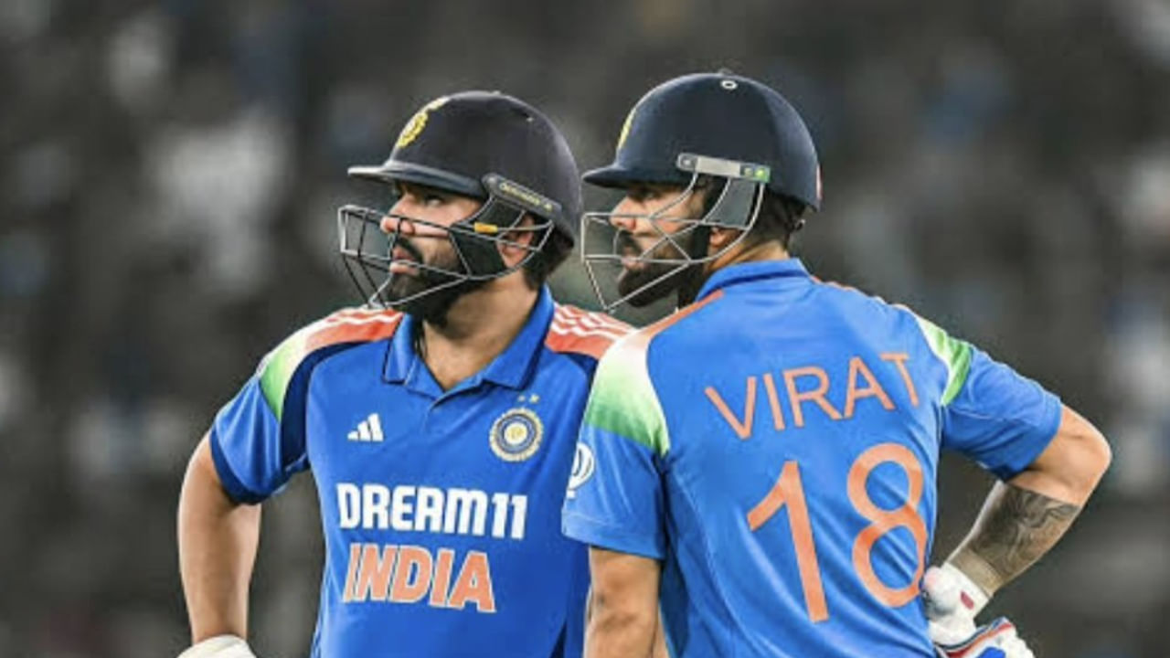ಅದರಲ್ಲೂ 7 ತಿಂಗಳುಗಳ ಬಳಿಕ ಕ್ರಿಕೆಟ್ ಅಂಗಳಕ್ಕೆ ಮರಳಿದ್ದ ರೋಹಿತ್ ಶರ್ಮಾ ಹಾಗೂ ವಿರಾಟ್ ಕೊಹ್ಲಿಯಿಂದ ದೊಡ್ಡ ಇನ್ನಿಂಗ್ಸ್​ನ ನಿರೀಕ್ಷೆ ಮಾಡಲಾಗಿತ್ತು. ಆದರೆ ಇವರಿಬ್ಬರು ಭಾರಿ ನಿರಾಸೆ ಮೂಡಿಸಿದರು. ನಾಯಕತ್ವ ಕಳೆದುಕೊಂಡ ಬಳಿಕ ಮೊದಲ ಪಂದ್ಯವನ್ನಾಡಿದ ರೋಹಿತ್ ಕೇವಲ 8 ರನ್​ಗಳಿಗೆ ಸುಸ್ತಾದರೆ, ಇತ್ತ ವಿರಾಟ್ ಕೊಹ್ಲಿಗೆ ಖಾತೆ ಕೂಡ ತೆರೆಯಲಾಗಲಿಲ್ಲ. 